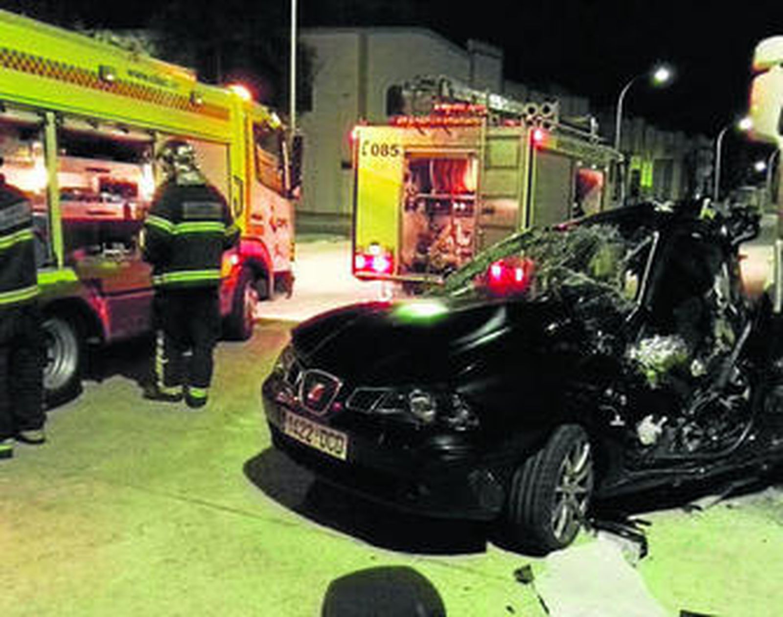 Aspecto que presentaba el vehículo siniestrado tras ser retirados el fallecido y los cuatro heridos en el accidente.