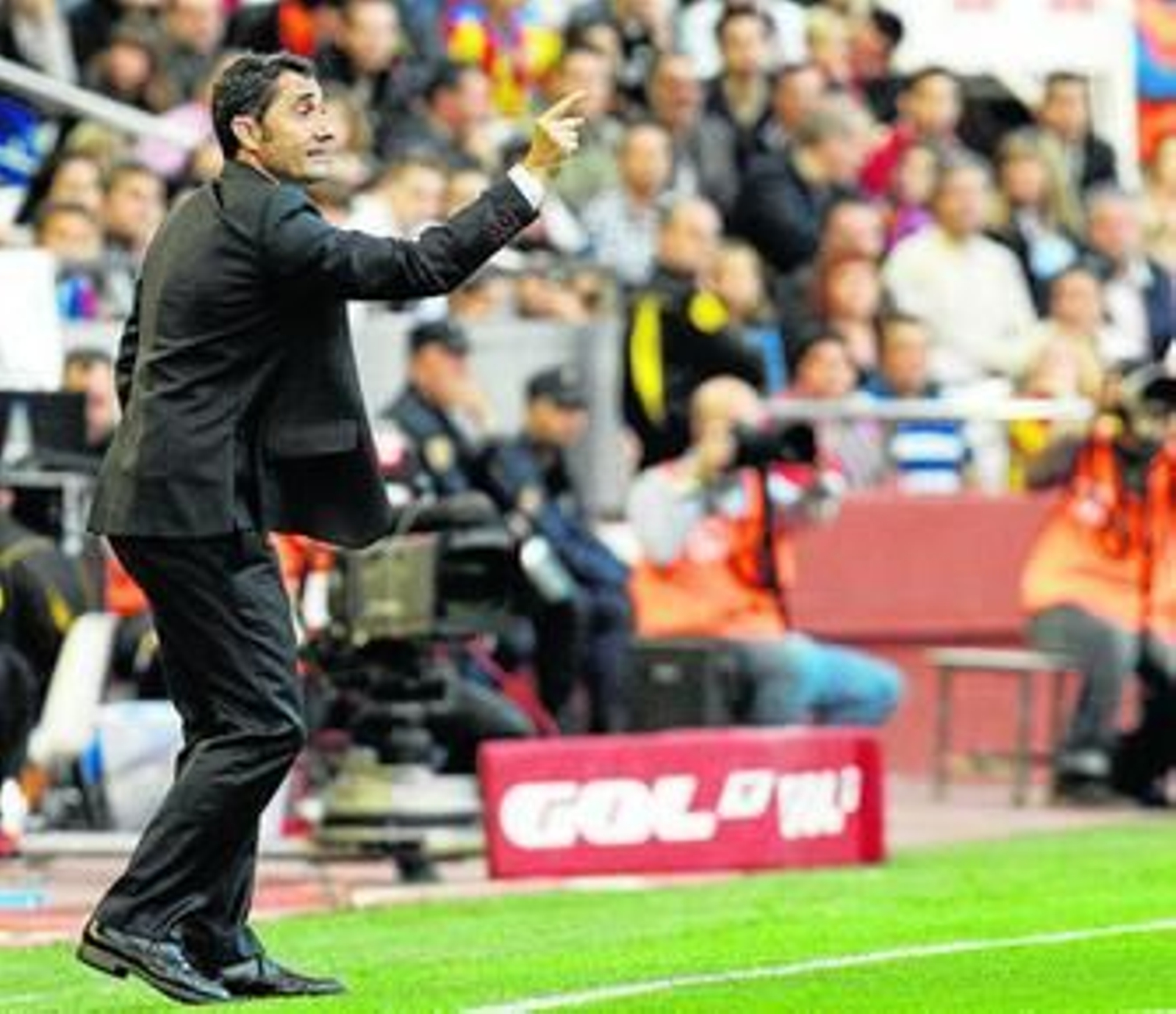 Ernesto Valverde da indicaciones a sus jugadores desde el banquillo.