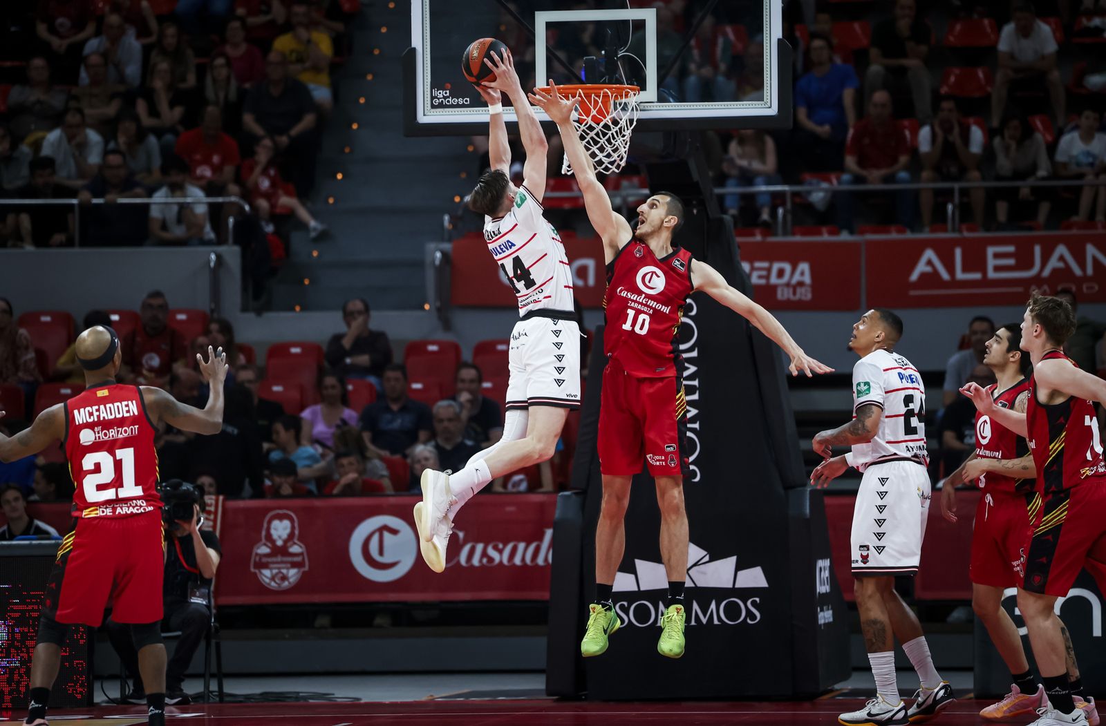 David Kramer intenta el mate ante Dejan Kravic.