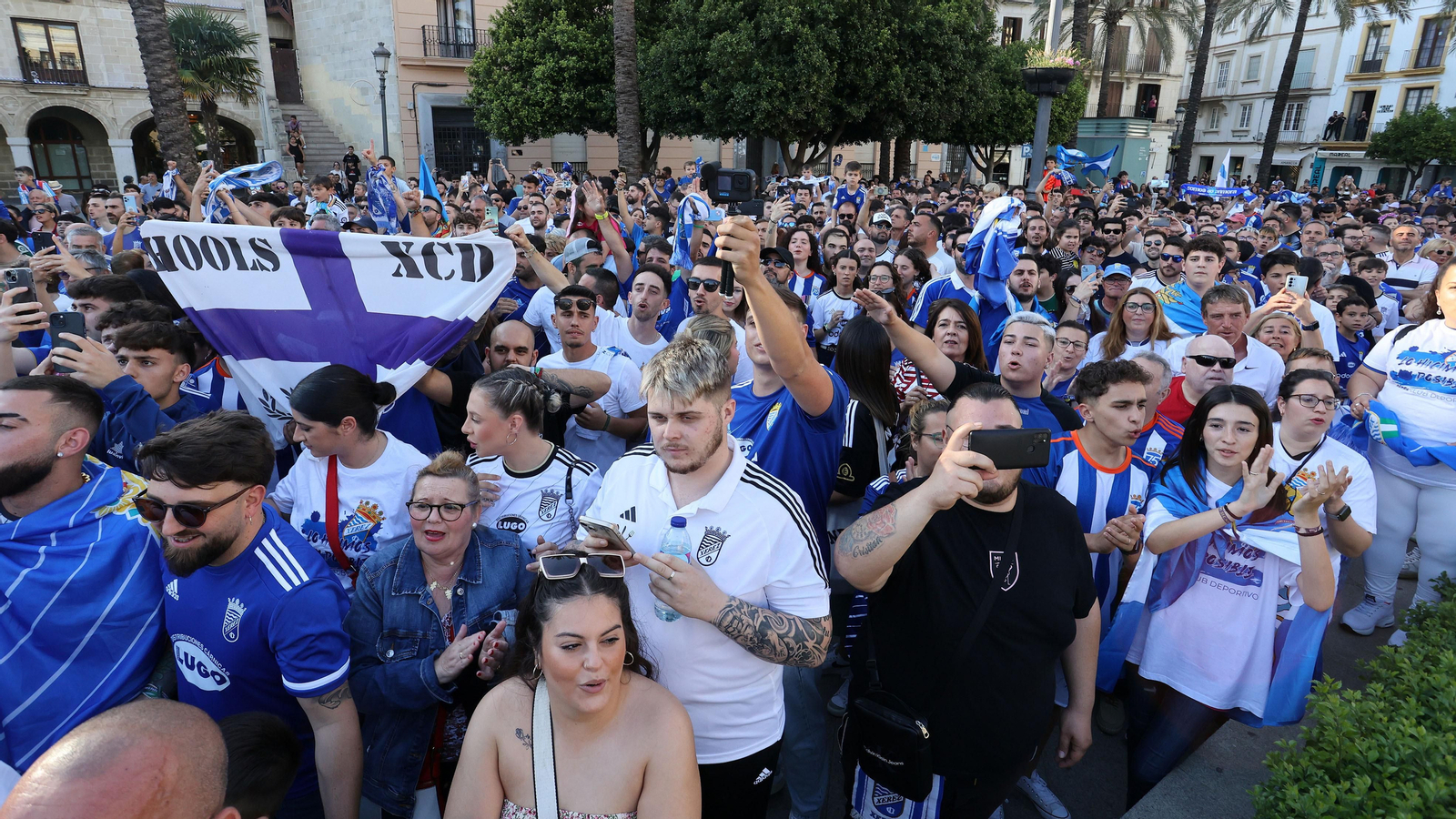 Baño de masas del Xerez CD en Jerez por su ascenso