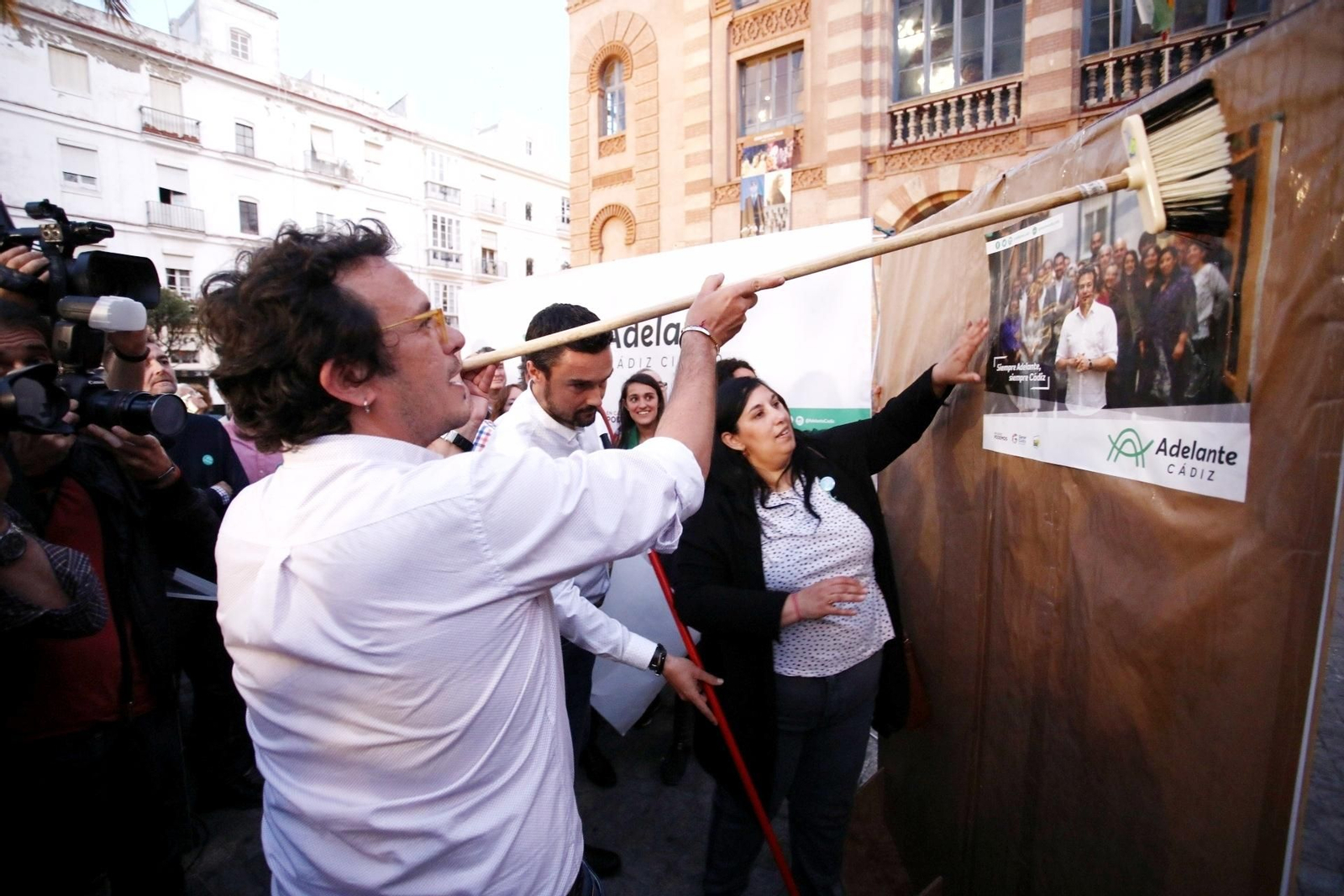 José María González pega de manera simbólica un cartel en la plaza de Fragela.
