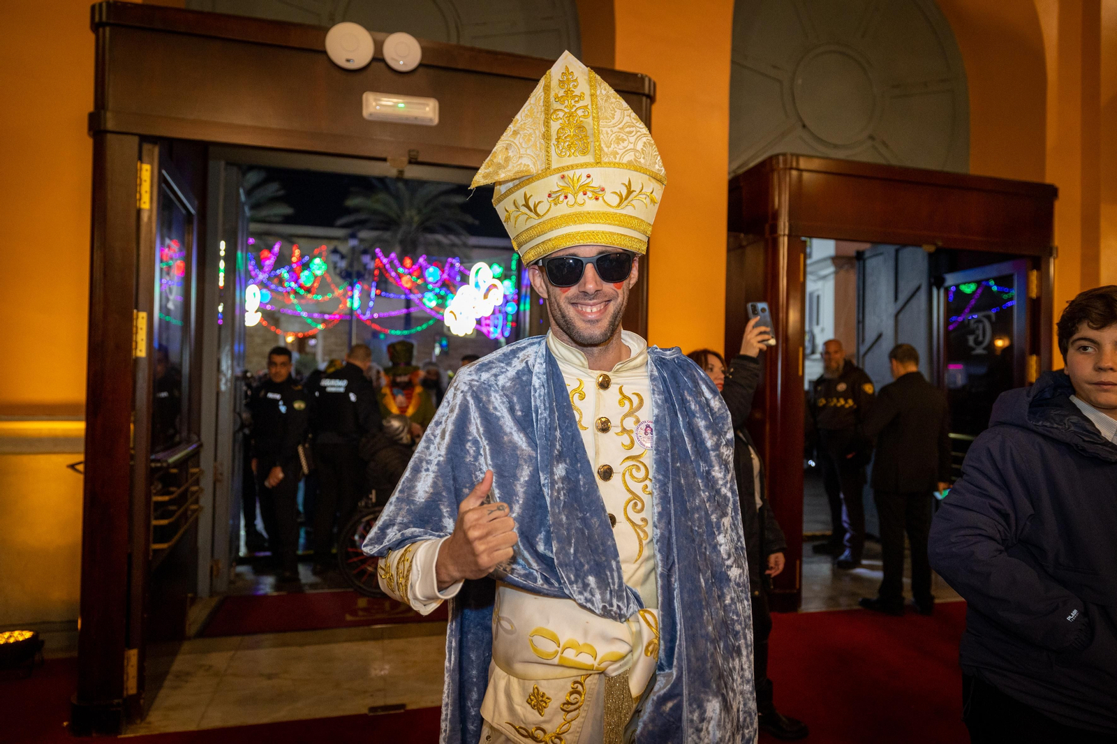 Búscate entre las mejores imágenes de la final del COAC 2024 del Carnaval de Cádiz