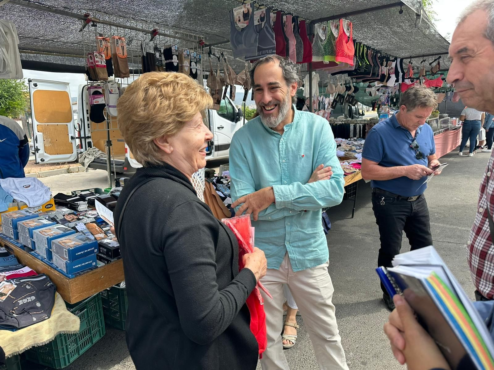El candidato a la Alcaldía de Córdoba, Juan Hidalgo, en su visita a un mercadillo.