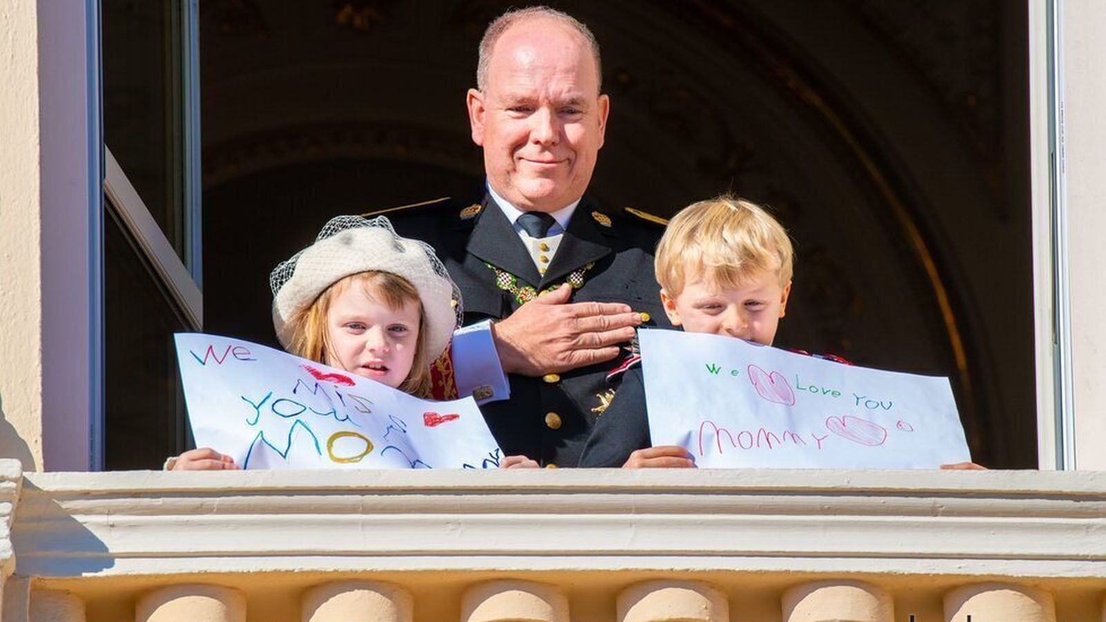 Los hijos de Charlene y Alberto, Jacques y Gabriella, con los carteles en homenaje a su madre.