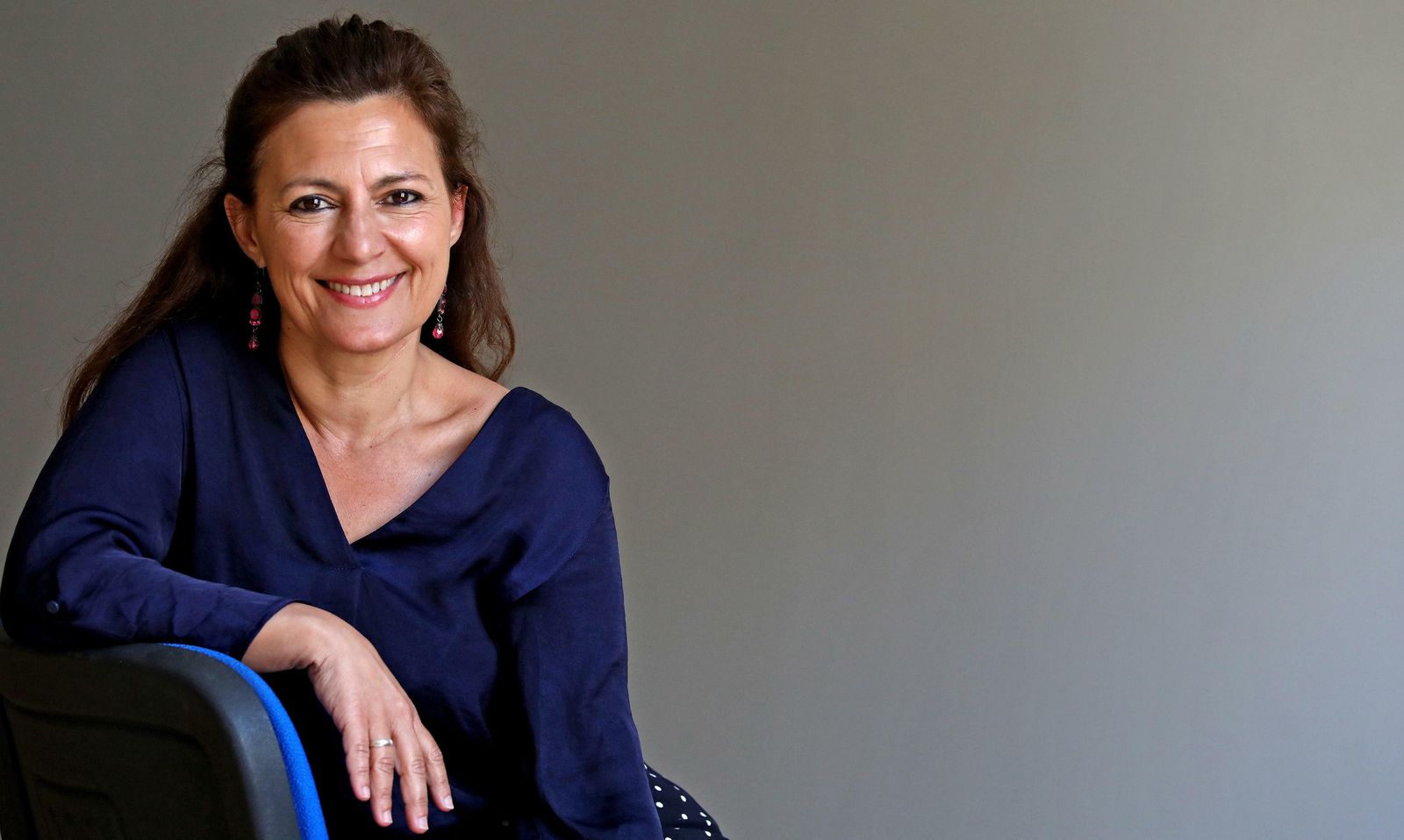 Recomiendo leer este libro de Antonio Orejudo porque es difícilmente clasificable. El autor entrelaza relatos y textos inéditos o poco conocidos con digresiones, comentarios de teoría literaria, confidencias. Conoceremos mejor a través de esa amalgama al autor y a su obra, desde el humor  a veces o desde la transgresión, desde el análisis erudito en otras ocasiones, pero siempre con un  resultado cercano al espectáculo: ameno, sorprendente, cautivador.