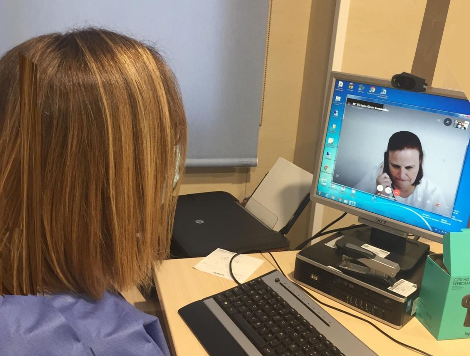 Una profesional del Hospital Regional de Málaga trabajando a través del ordenador