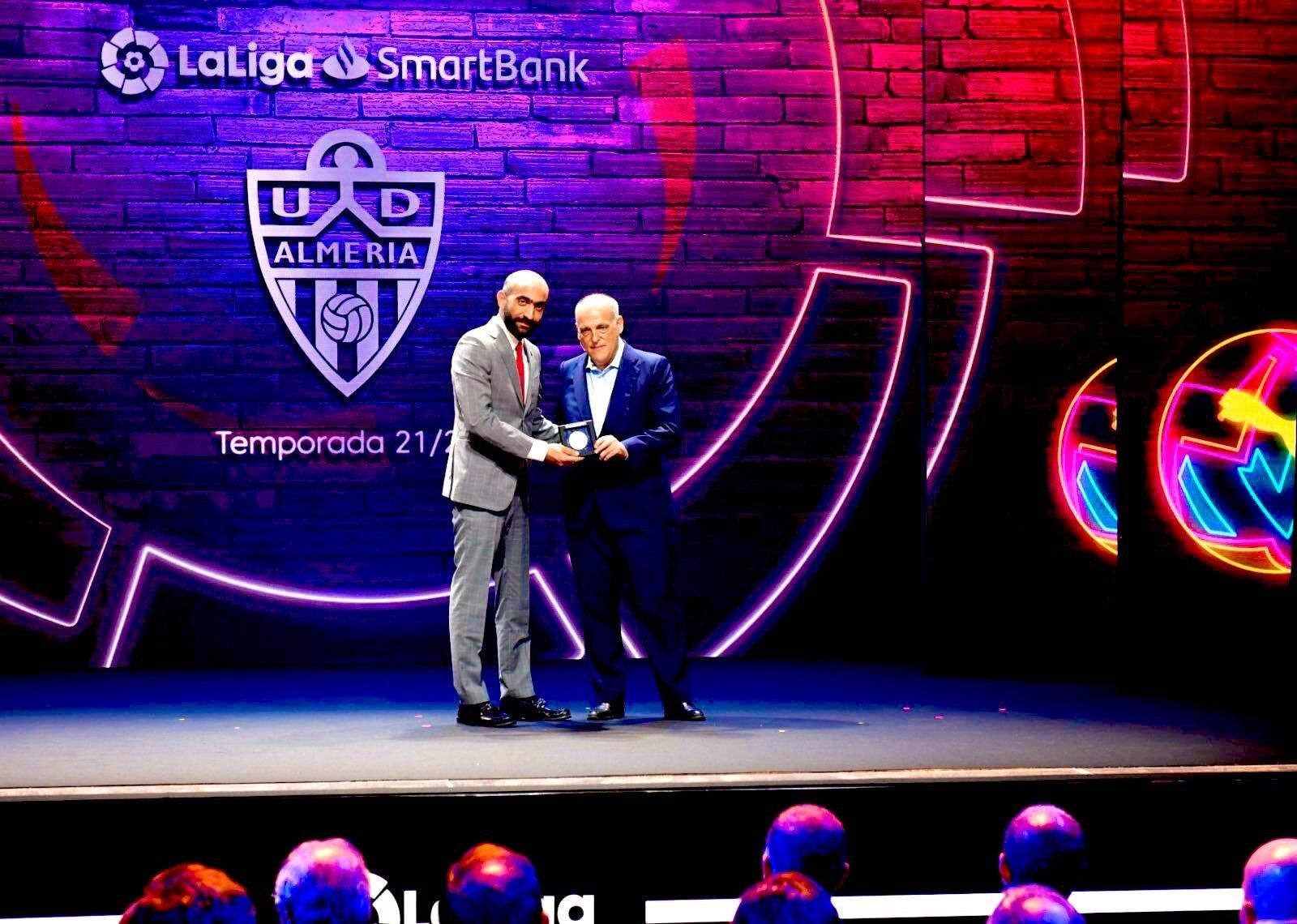 Mohamed El Assy recibe de Javier Tebas una distinción como campeones de liga en Segunda en el curso 2021-2022