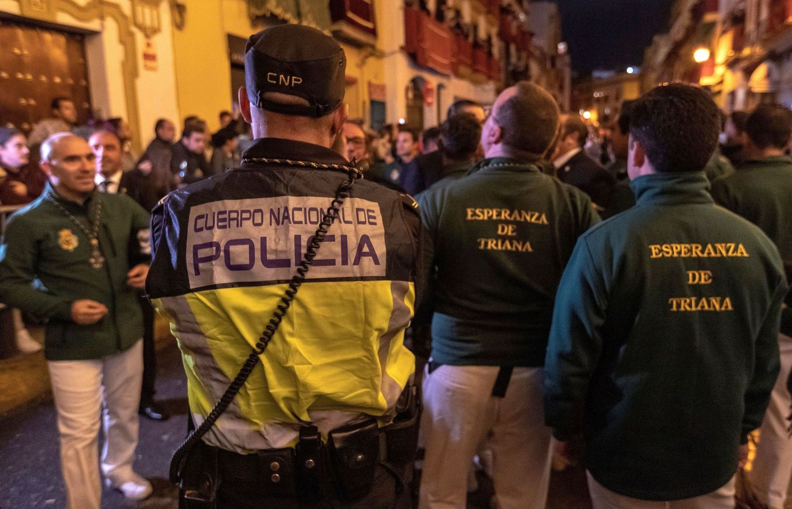 Un policía nacional en la salida de la Esperanza de Triana.