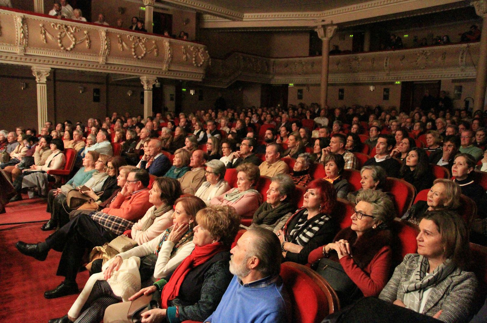 Numerosas personas disfrutan de una actuación en el Gran Teatro.