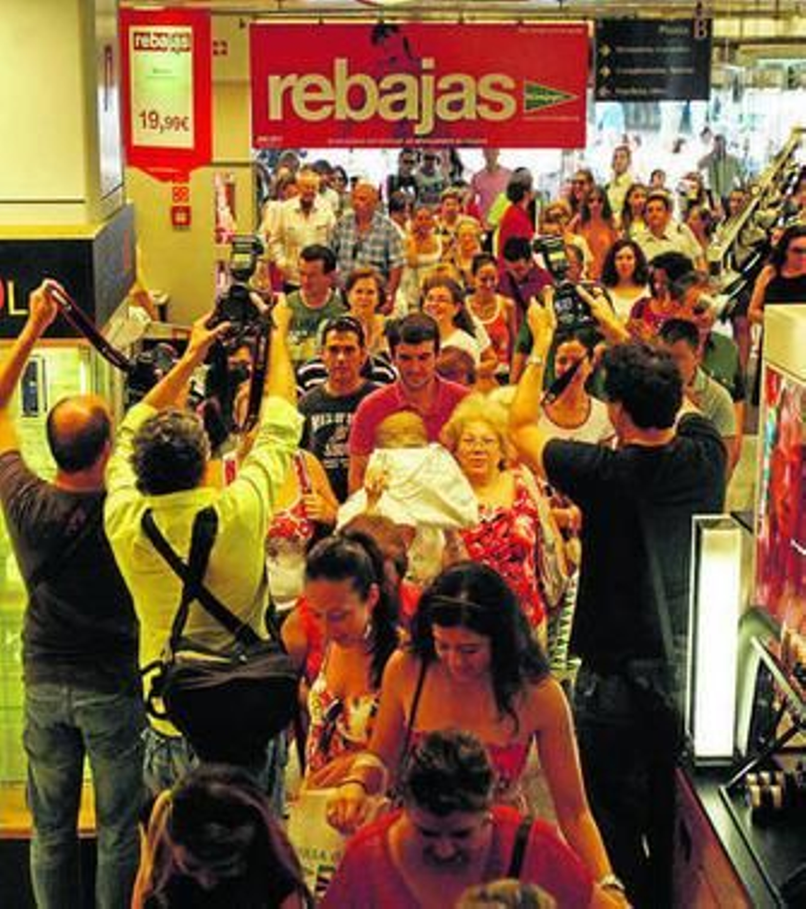 Clientes entran en una tienda el primer día de rebajas de verano. Clientes entran en una tienda el primer día de rebajas de verano.