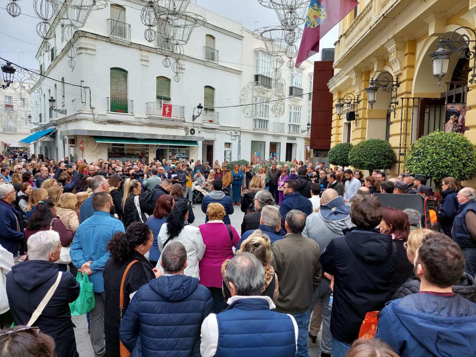 Acto de repulsa convocado a las puertas del Ayuntamiento chiclanero.