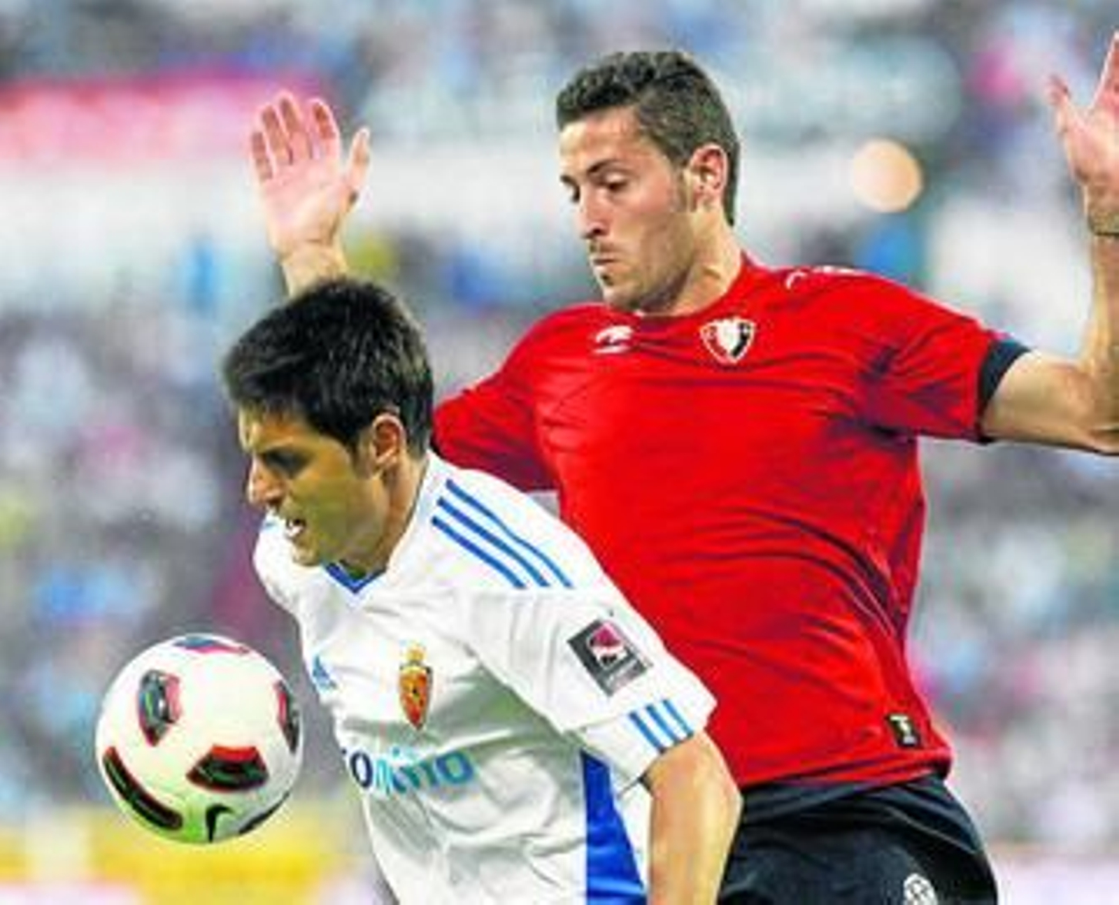 Paredes controla el esférico presionado por el osasunista Damiá.