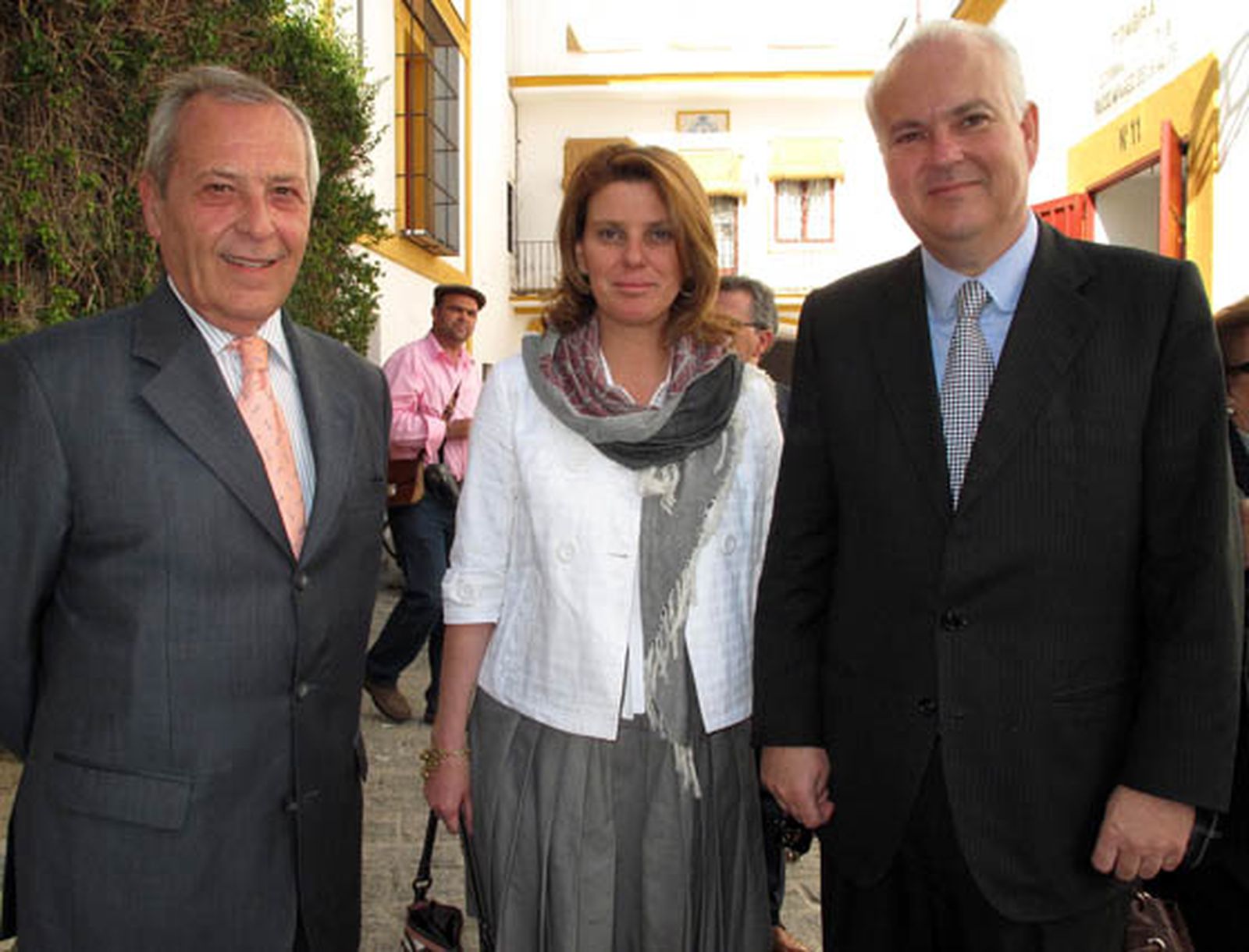 Francisco Rubio, gerente de la Maestranza; Conchita Halcón y Alfonso Guajardo-Fajardo, teniente de
Hermano Mayor de la Real Maestranza de Caballería de Sevilla.

Foto: Victoria Ramírez