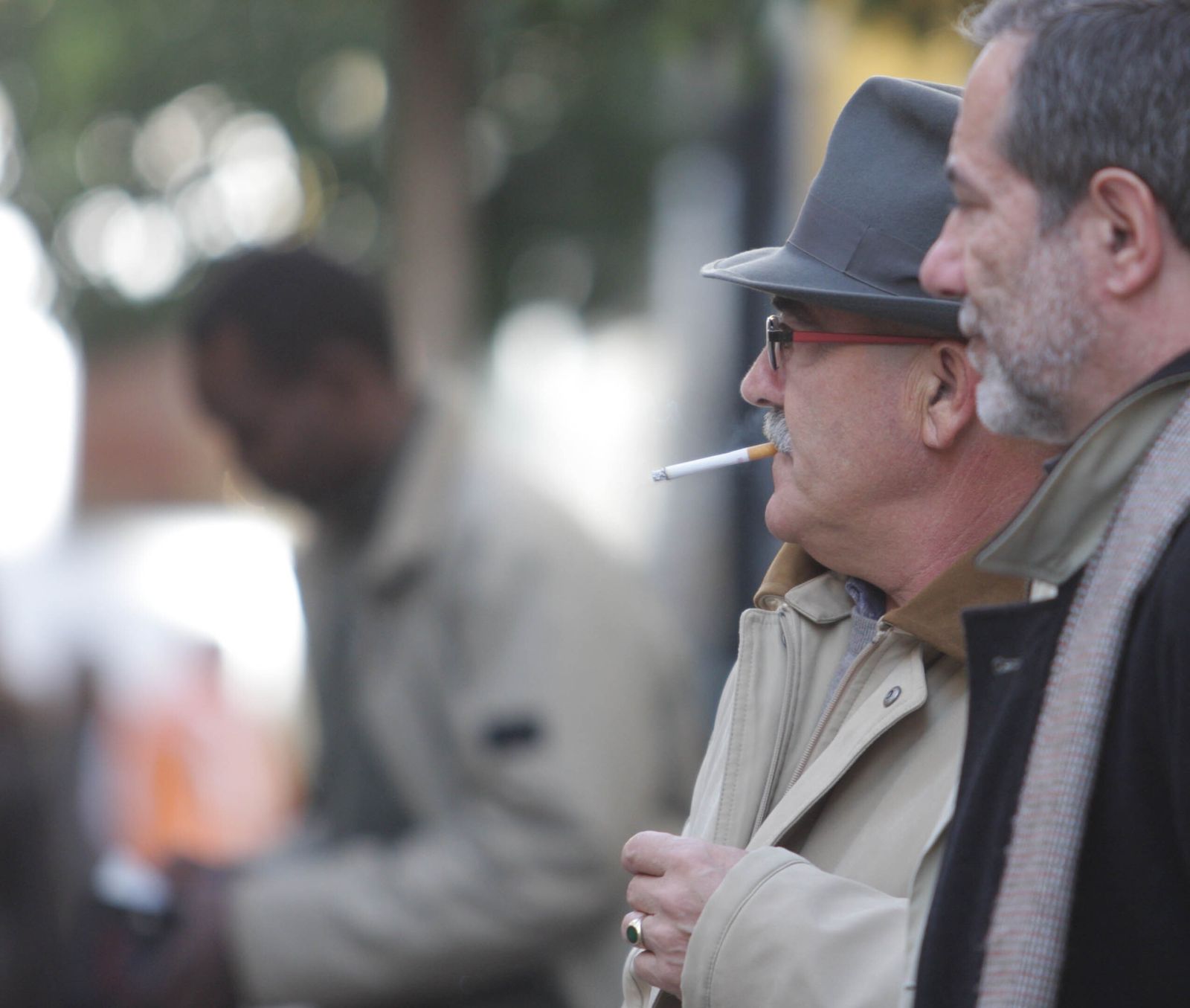 Un hombre fuma un cigarro.