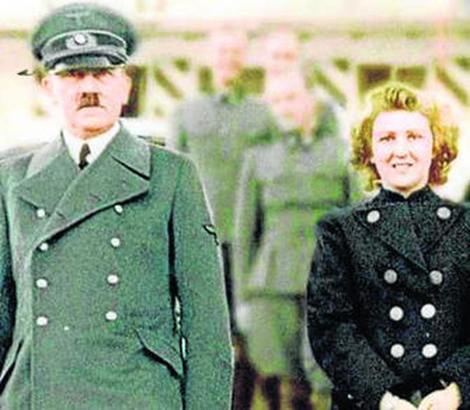 Adolf Hitler y su amante, Eva Braun, en un acto durante la guerra.