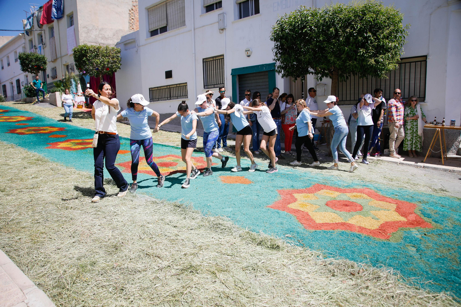 Vecinos celebrando los festejos por la Virgen de Fátima sobre la alfombra de serrín.