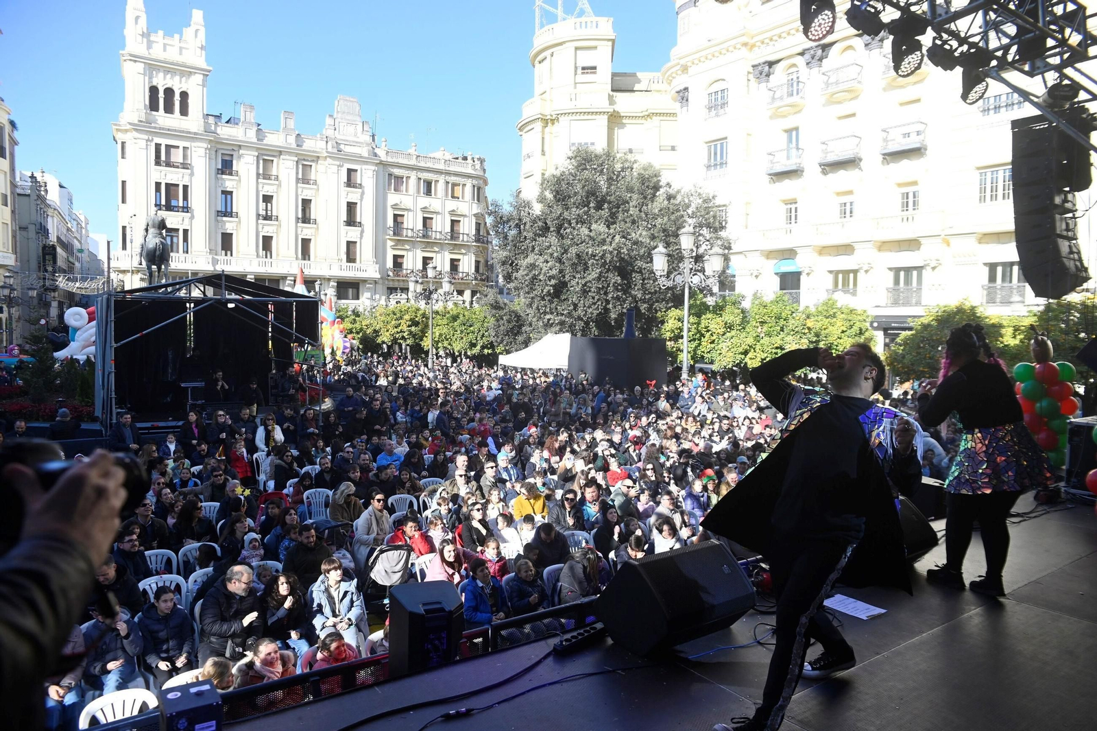 Los niños de Córdoba despiden 2024 con una fiesta infantil y campanadas en las Tendillas, en imágenes