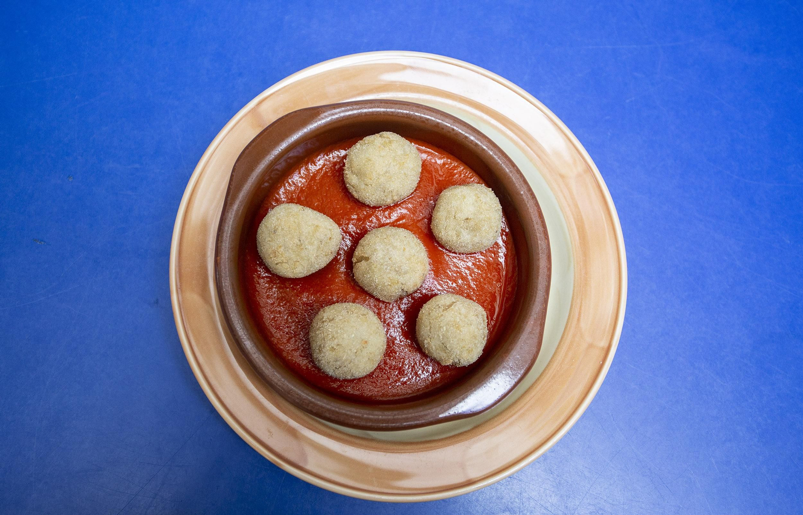 Albóndigas de platano con salsa de tomate en Habanita.