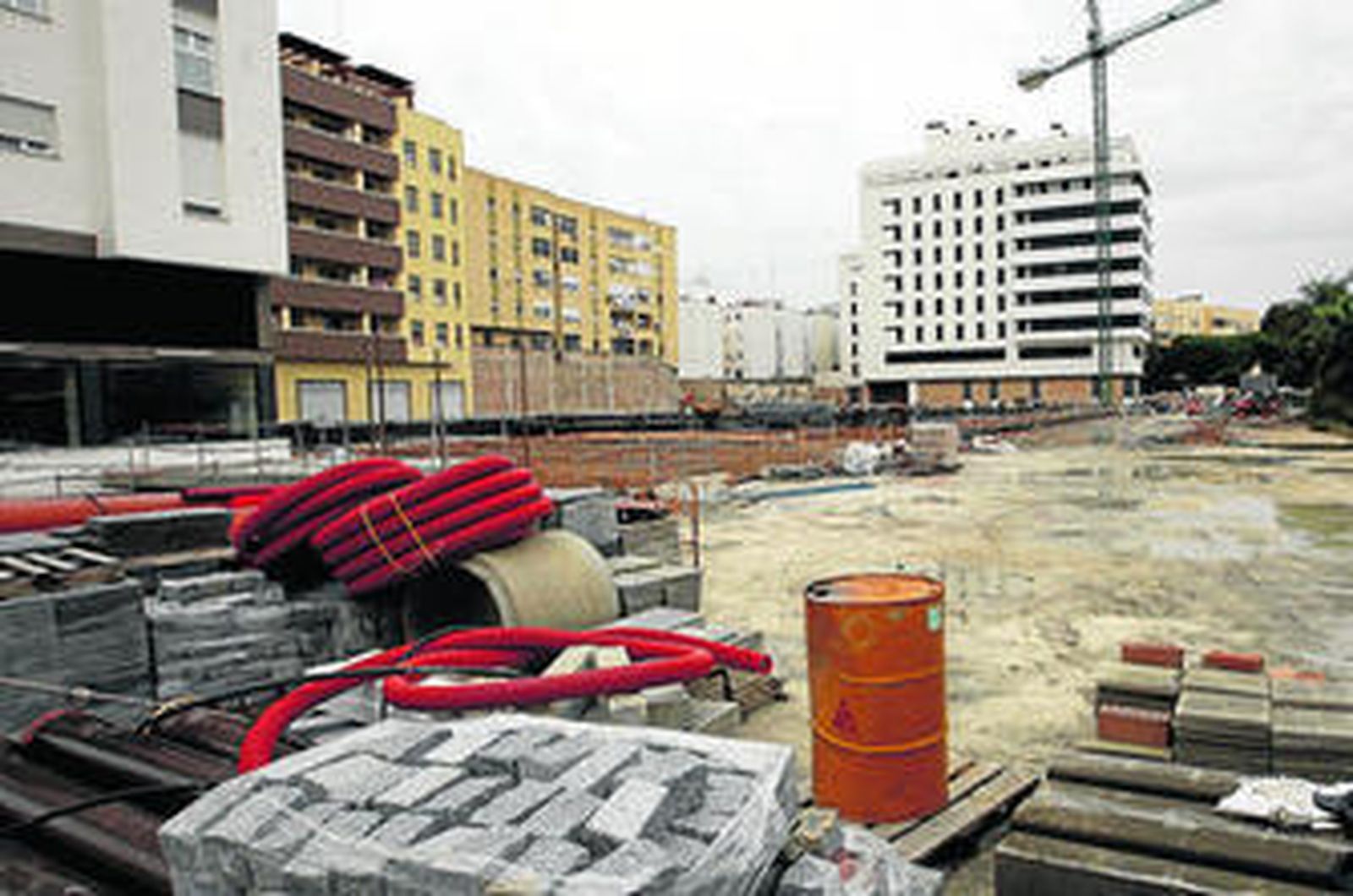 El solar de Abarzuza donde ya han comenzado los trabajos para la construcción de los dos bloques.