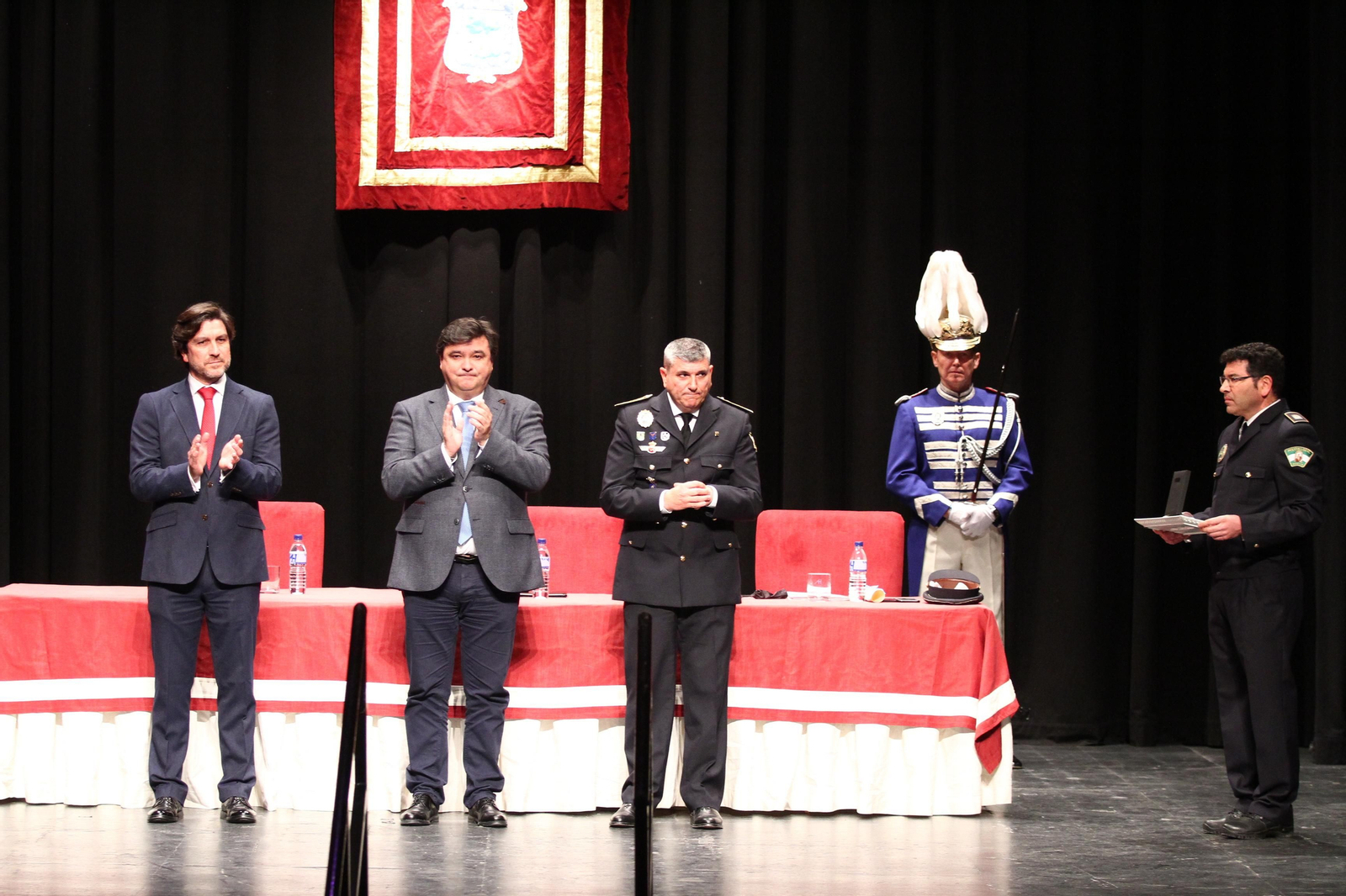La policía Local entrega las medallas en el día de su patrón