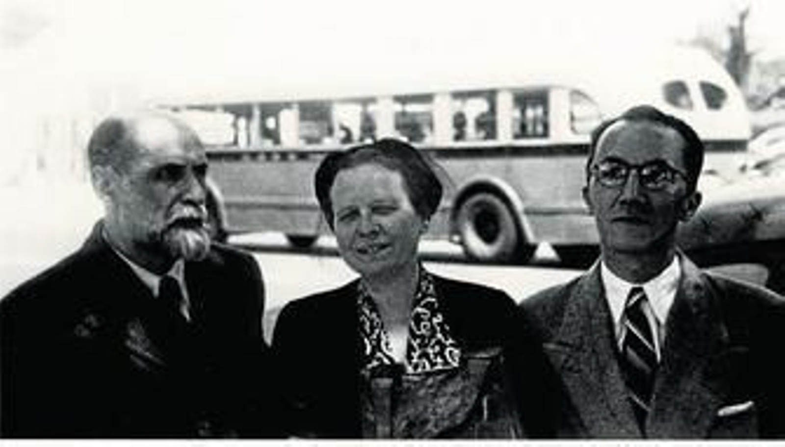 Juan Ramón Jiménez y Zenobia Camprubí, con el poeta uruguayo Gastón Figueira.