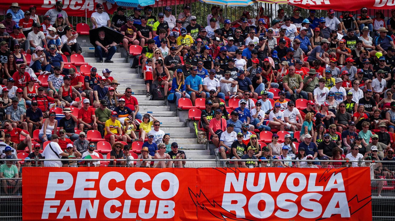 La legión de seguidores del piloto italaino ‘Pecco’ Bagnaia durante el GP de España en el Circuto de Jerez.