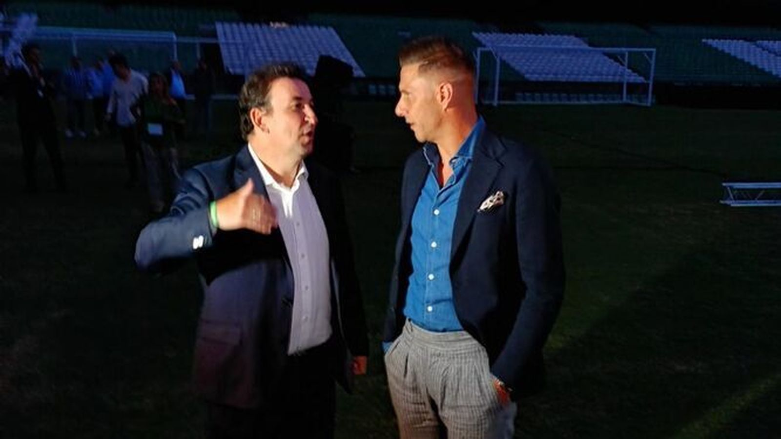 José Miguel López Catalán dialoga con Joaquín durante el acto.