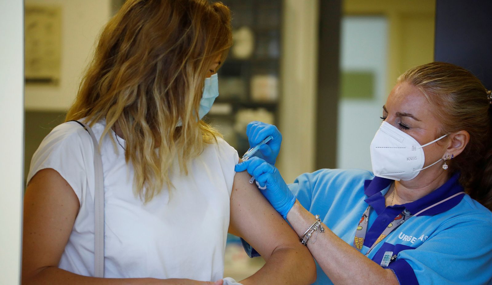 Una enfermera pone una vacuna contra el covid-19 en Córdoba.