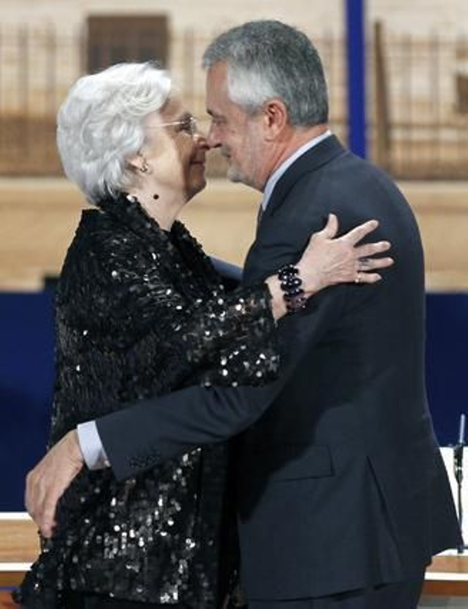 Josefina Molina recibe el abrazo de Griñán.

Foto: Antonio Pizarro