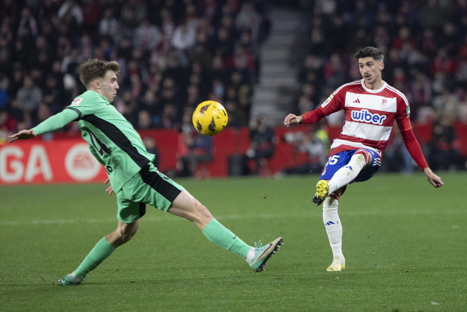 Carlos Neva, en acción durante el partido ante el Atlético