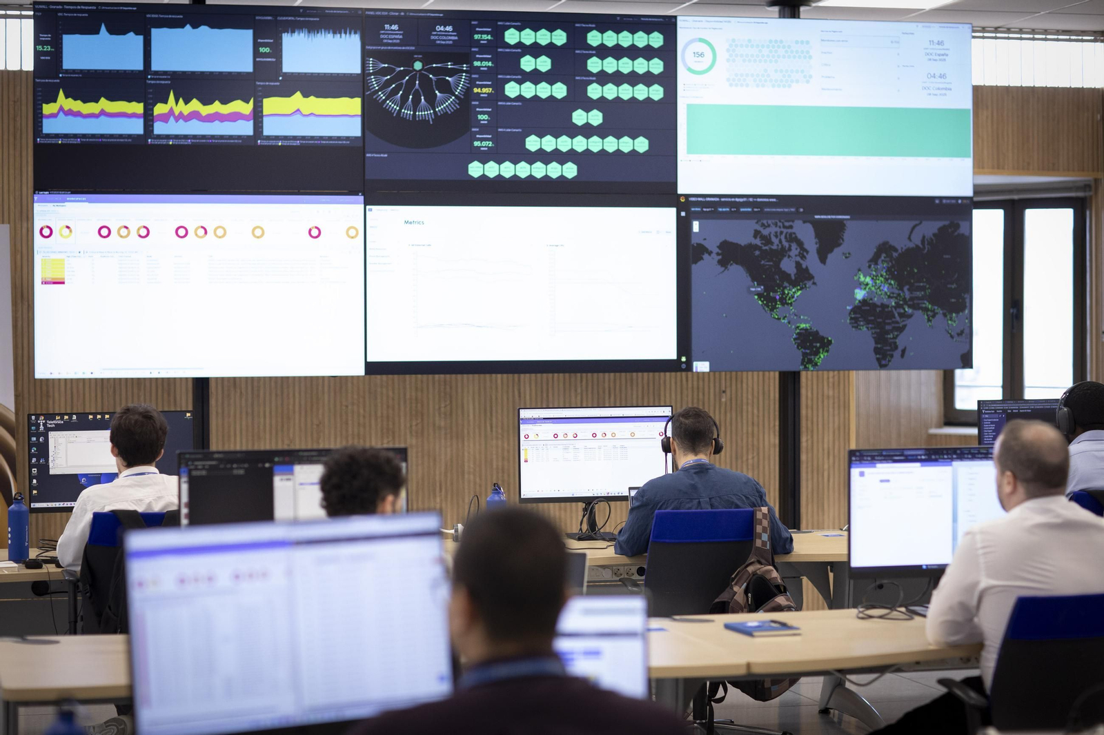 Varios de los trabajadores del Centro de Talento y Tecnología de Granada, en plena faena