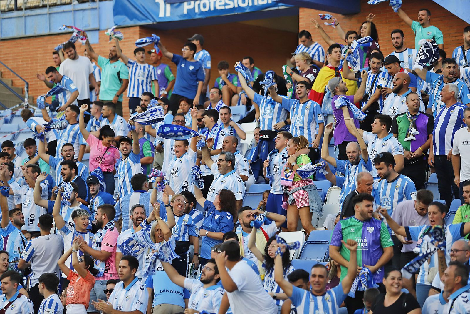 Ambiente en las gradas del Nuevo Colombino en el Recreativo de Huelva y Málaga
