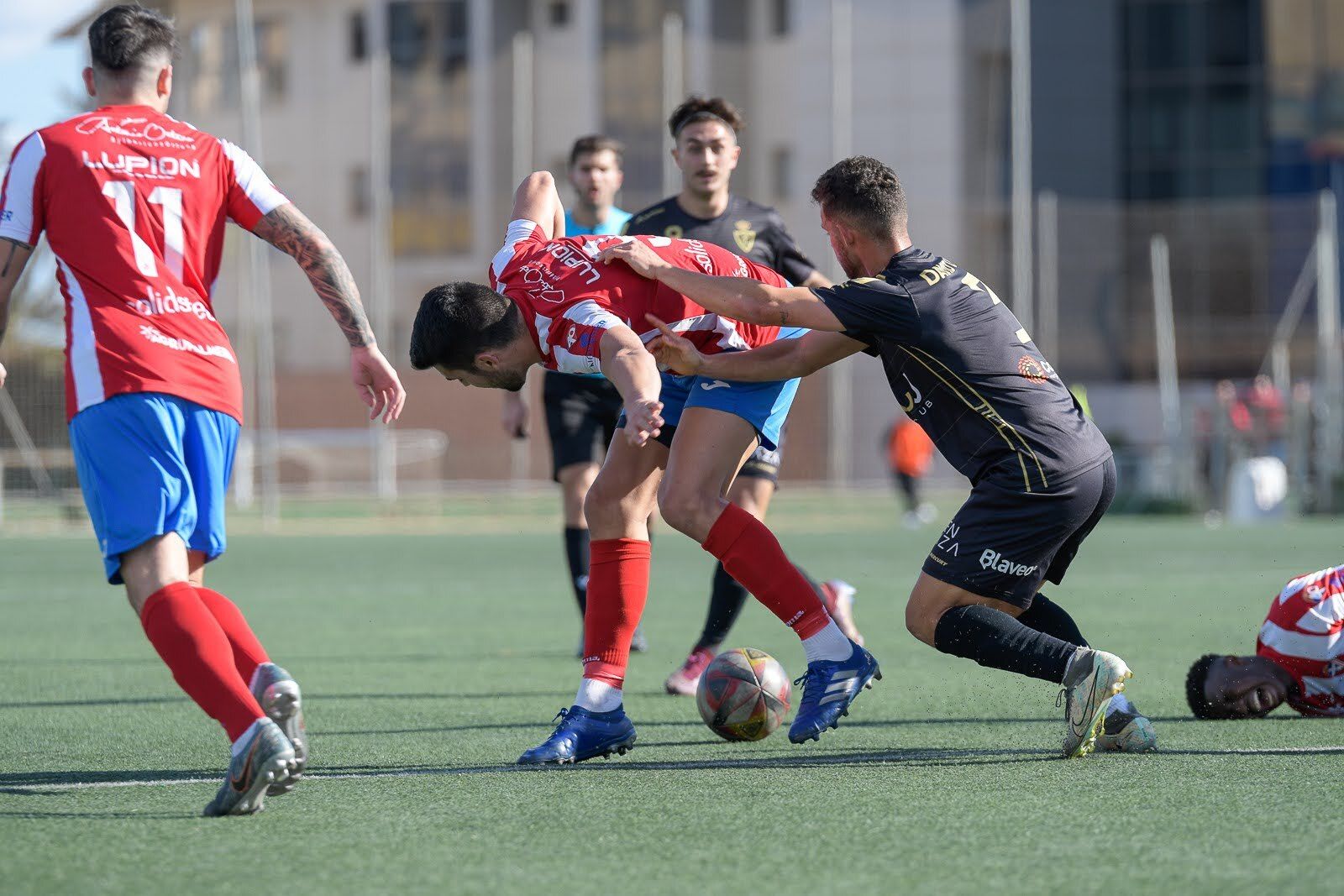Un jugador del conjunto rojiblanco trata de salir de la presión rival durante un partido de este curso.