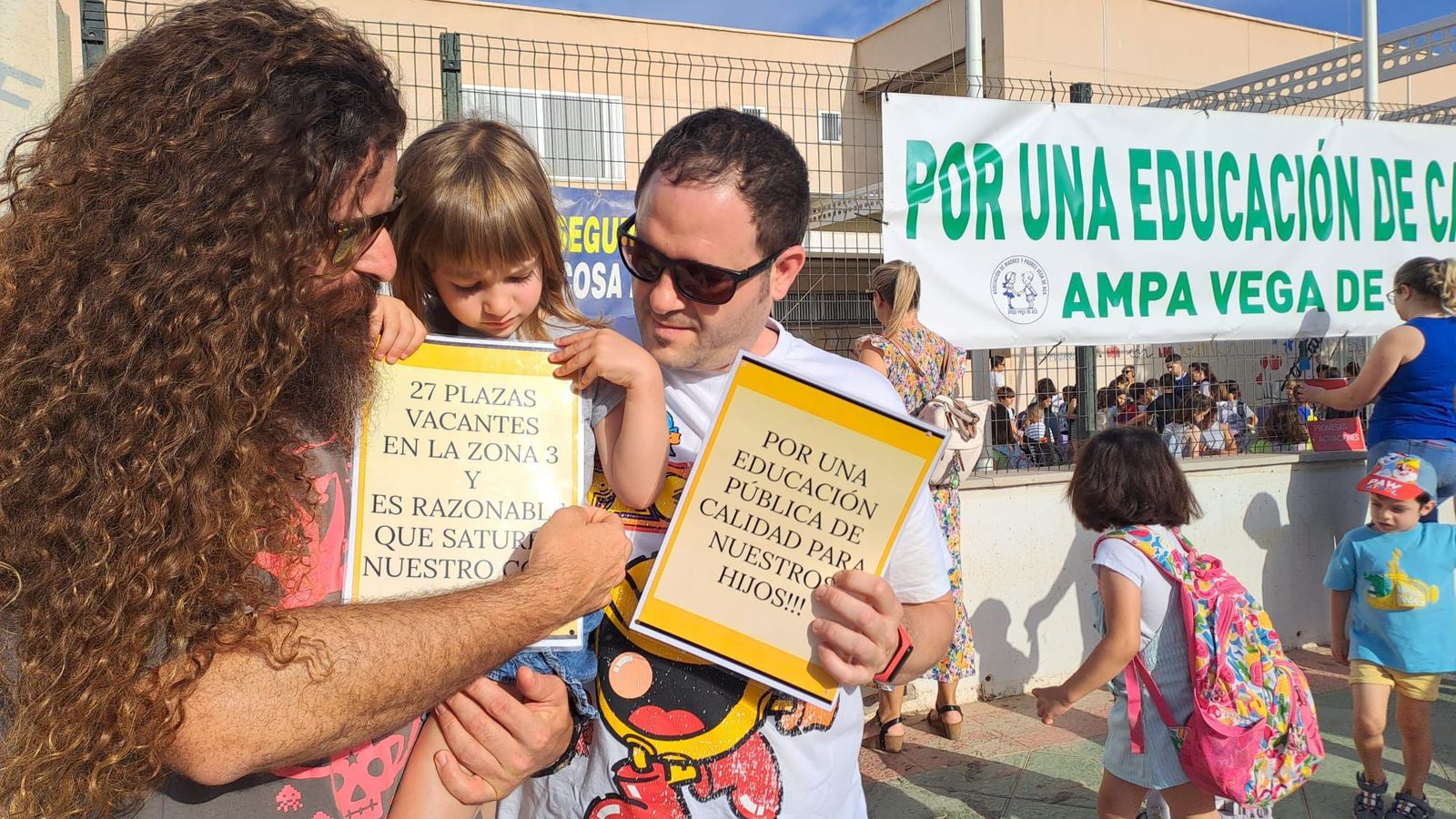 Madres, padres, abuelos, alumnados... en total más de 200 personas han acudido a la manifestación a las puertas del CEIP Nueva Almería