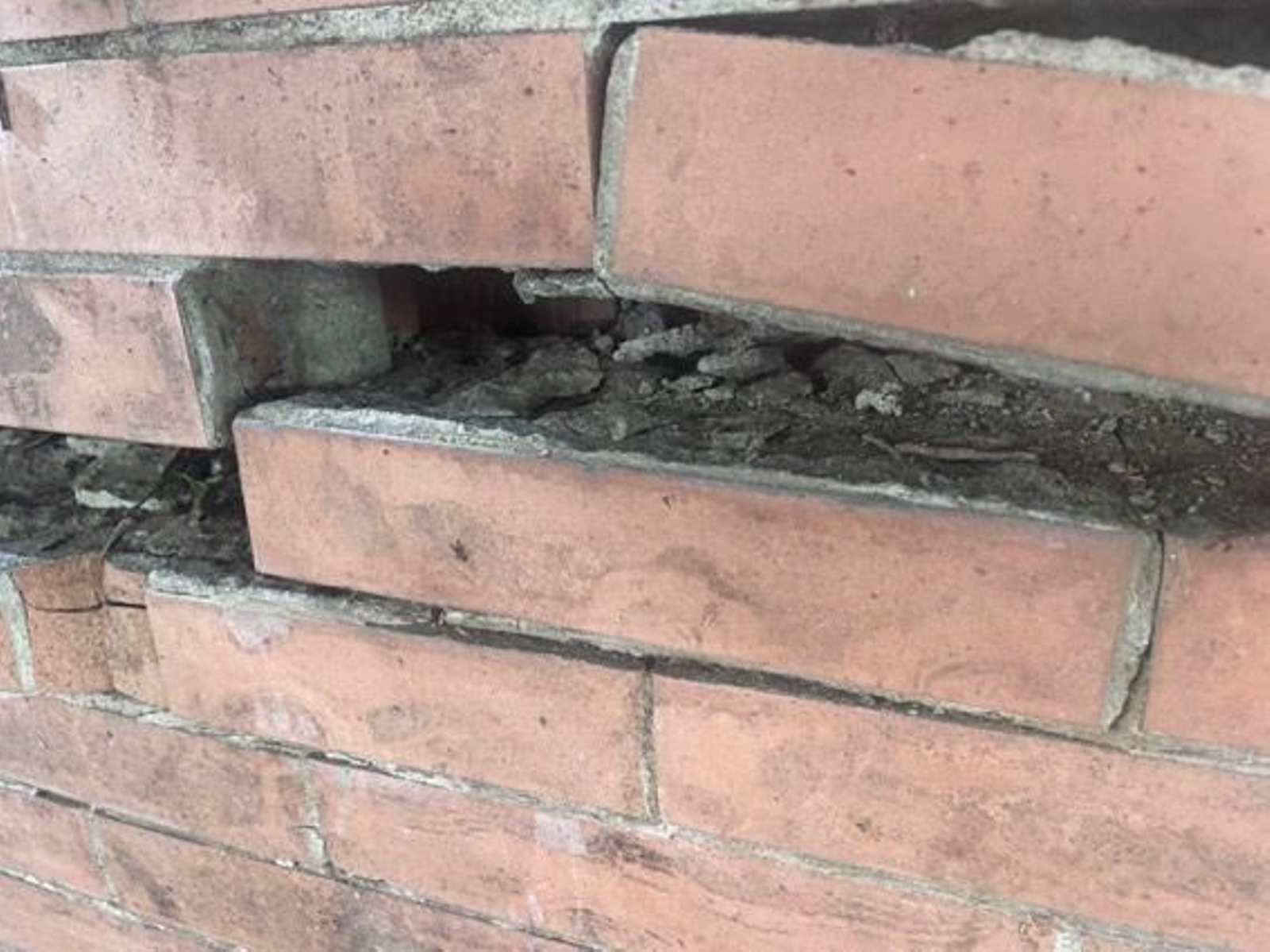 Las grietas del cerramiento de los Jardines del Prado en Diego de Riaño