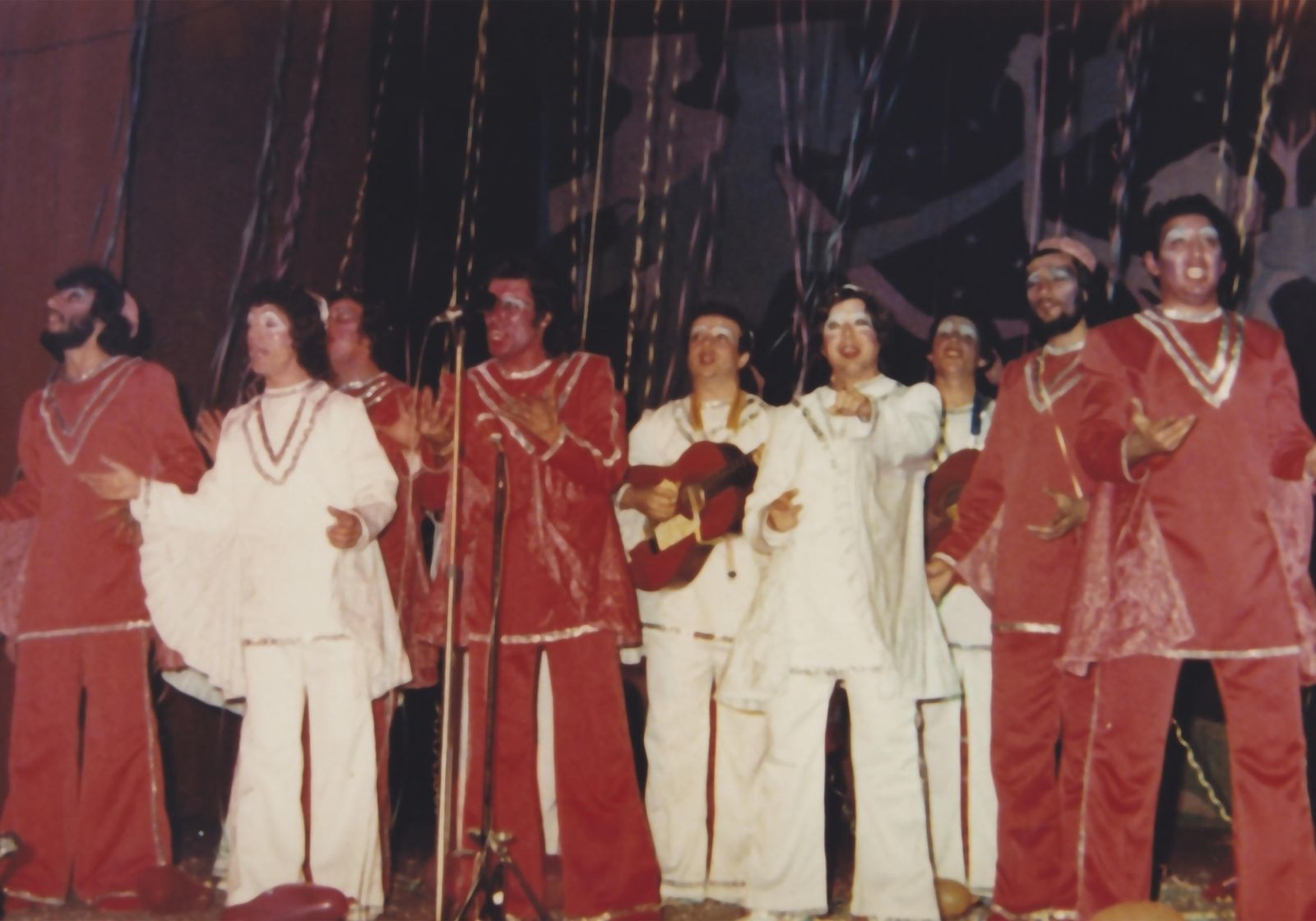 La comparsa 'Ángeles y demonios', primer premio compartido de 1979.