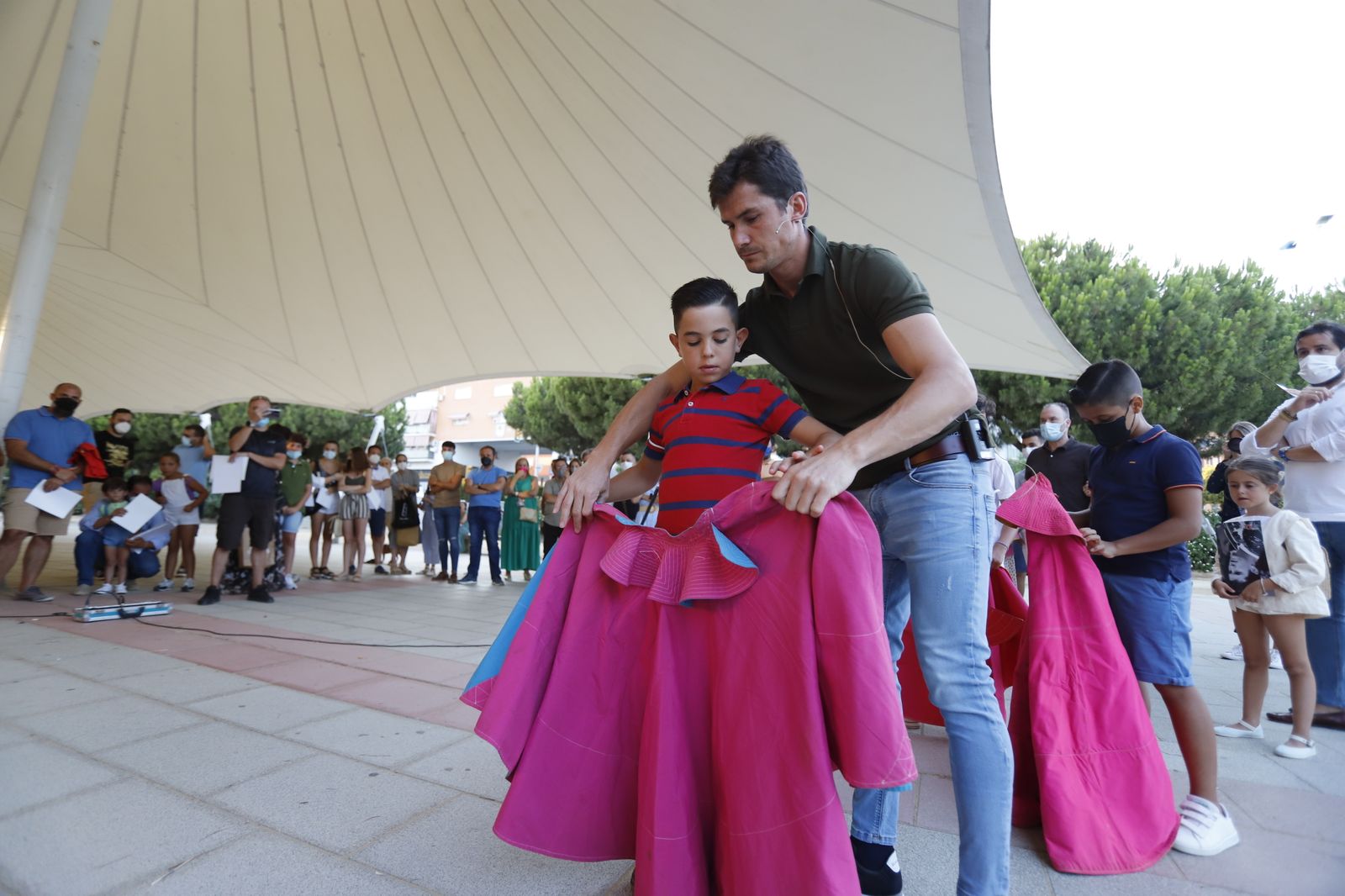 El diestro Daniel Luque lleva a cabo la 'Escuela de Toreo en las calles de Huelva'