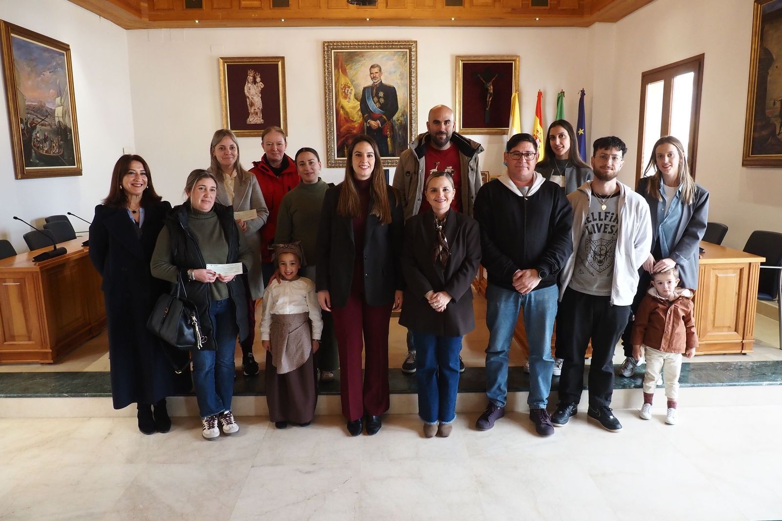 Entrega de los cheques de ayuda a 11 familias de Palos con problemas de celiaquía.