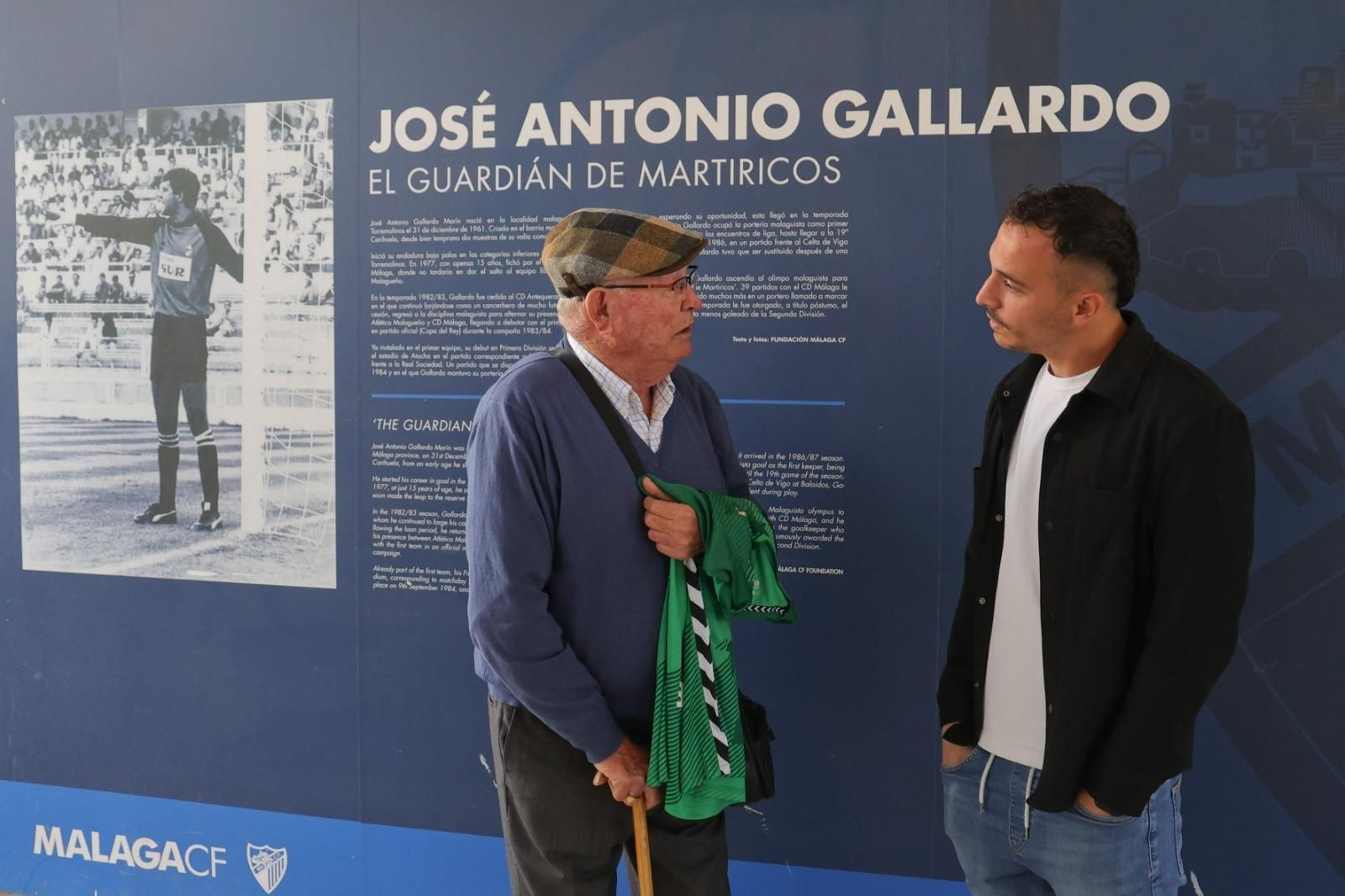 La entrega de la camiseta a la familia Gallardo por parte de Alfonso Herrero La entrega de la camiseta a la familia Gallardo por parte de Alfonso Herrero