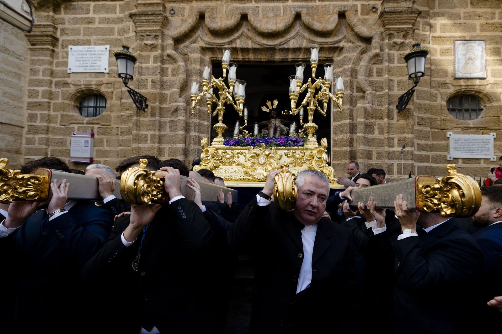 Las imágenes del vía crucis del Cristo de la Misericordia, de la hermandad de La Palma, a la Catedral