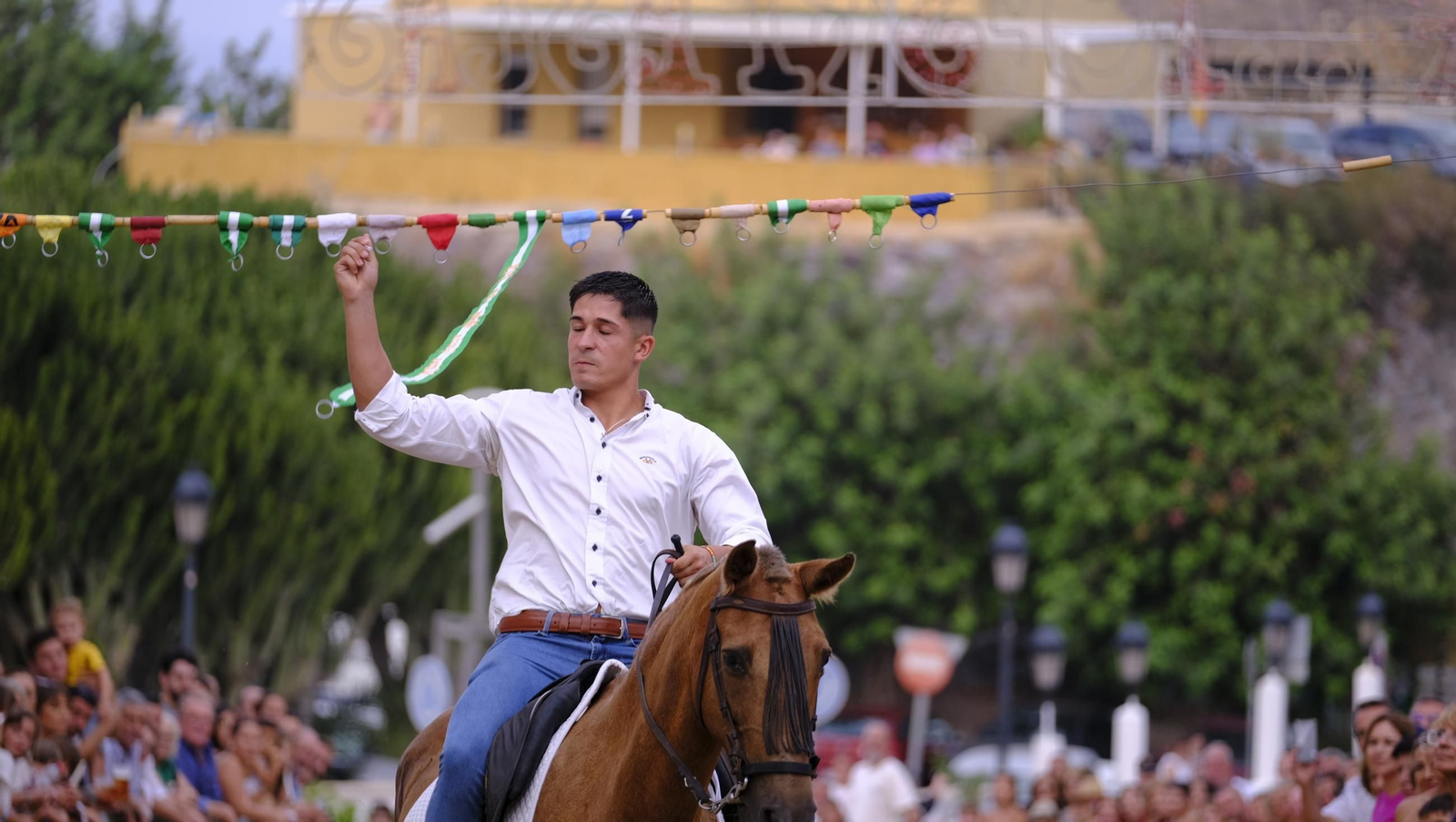 La popular carrera de cintas a caballo de las Fiestas de Mojácar, en imágenes