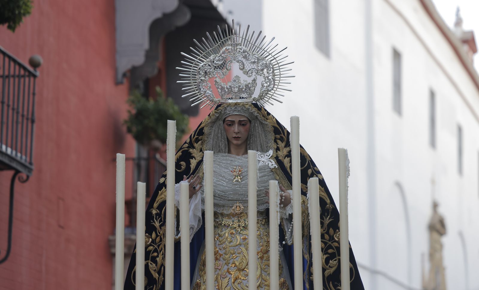 El traslado de los titulares de la Hermandad de la Redención a la iglesia de Santiago, en fotos
