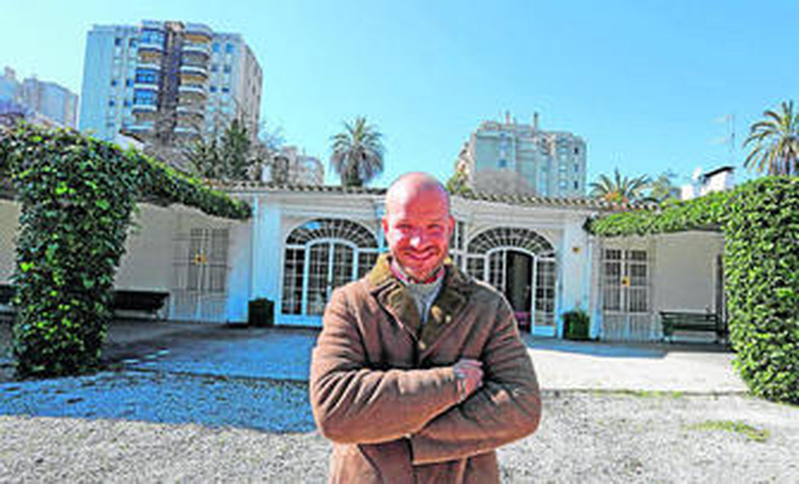 Ángel Zapata posa ante la fachada de la vivienda principal de la finca 'El Altillo'.