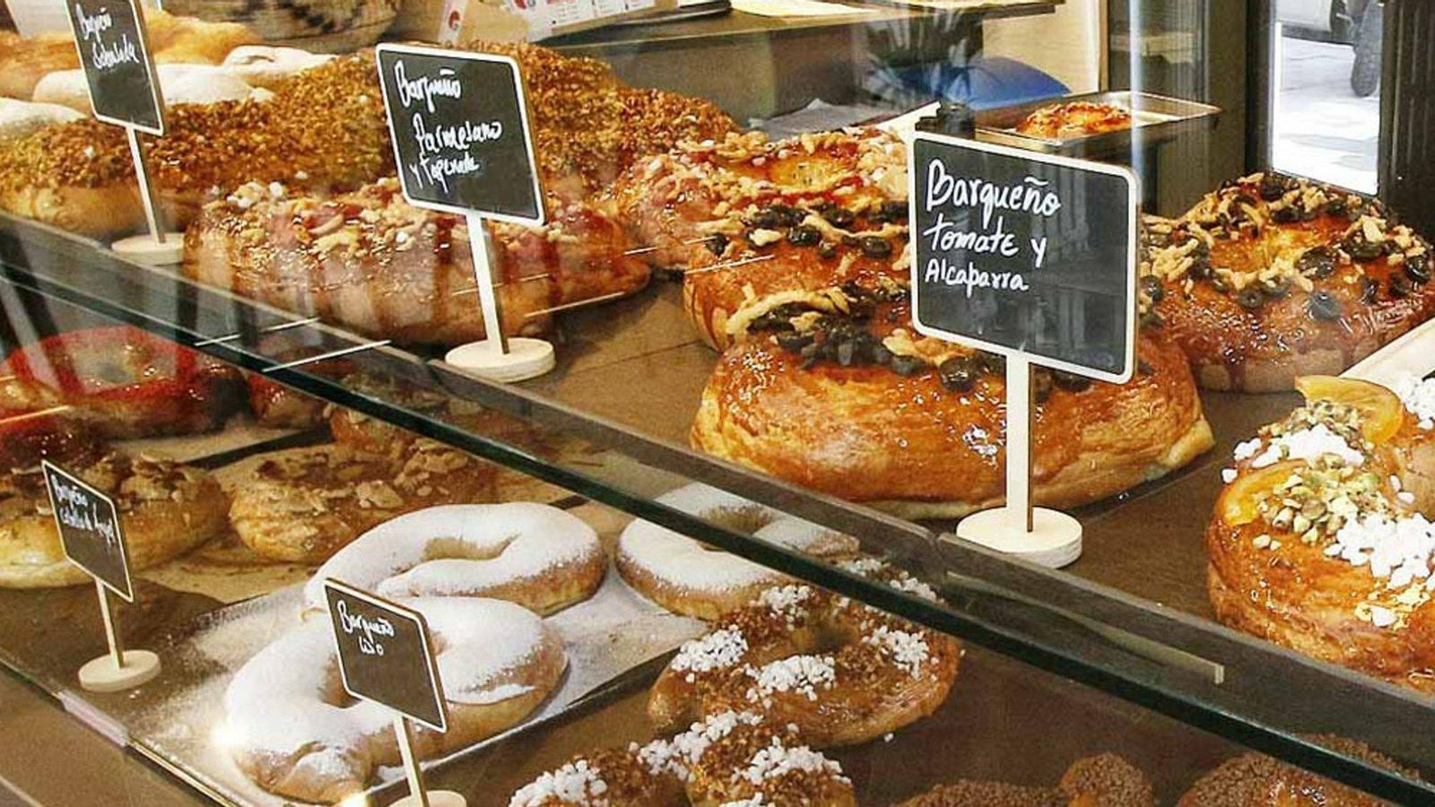 Bargueños, es decir, roscones de Reyes salados que se venden todo el año en la confitería con este nombre.