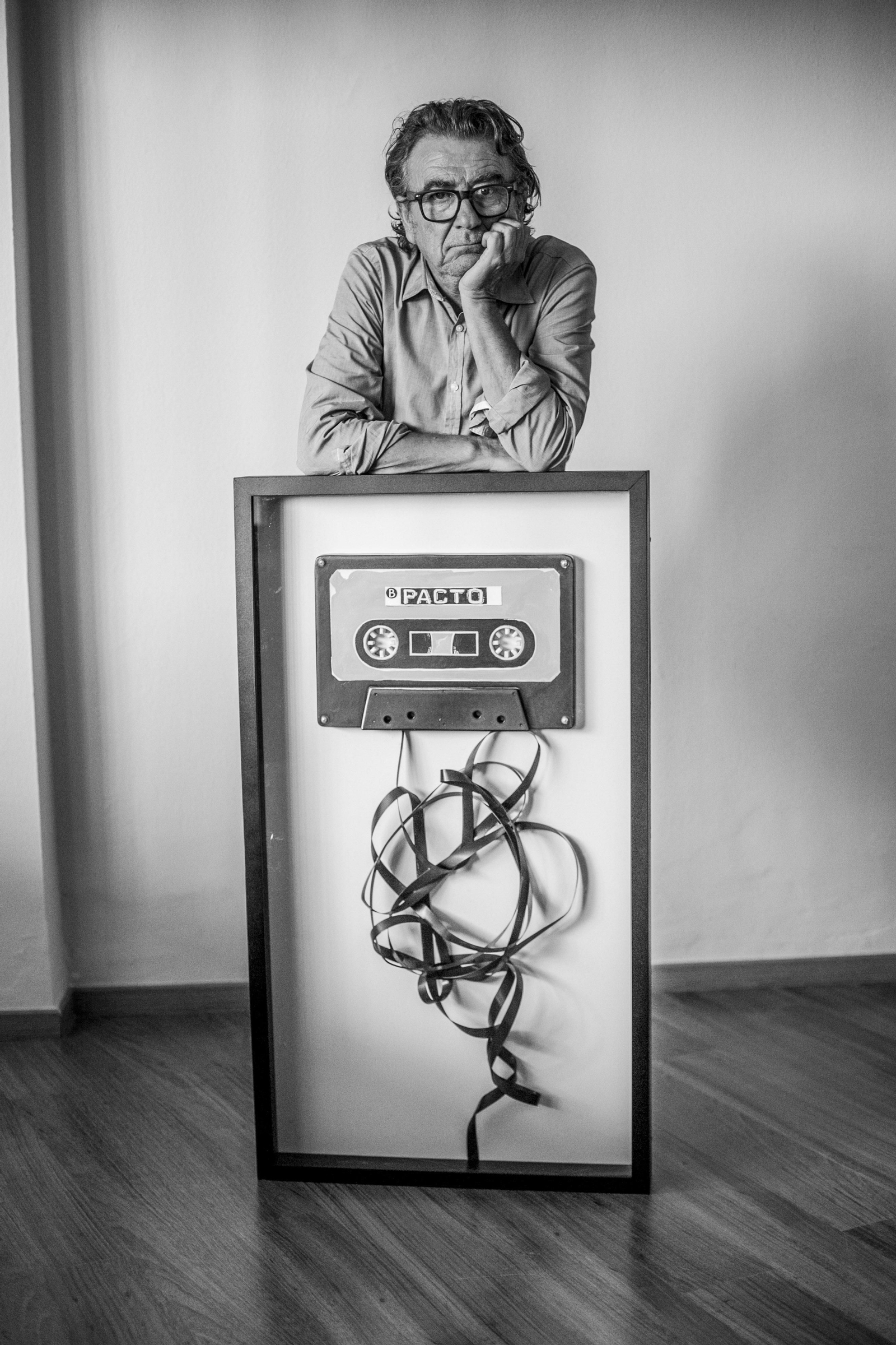 El artista, posando junto a una de las obras.