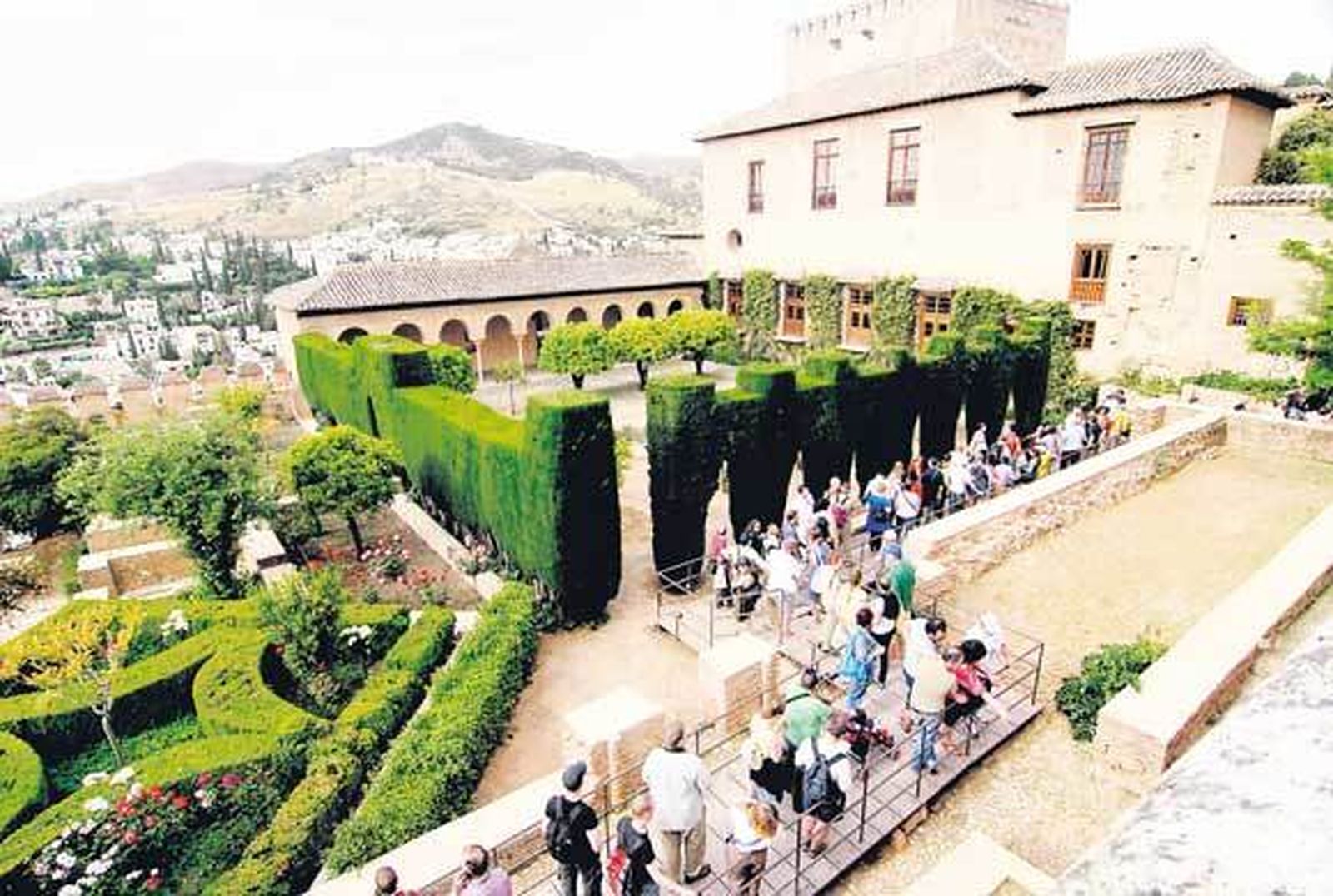 Visitantes en la Alhambra.