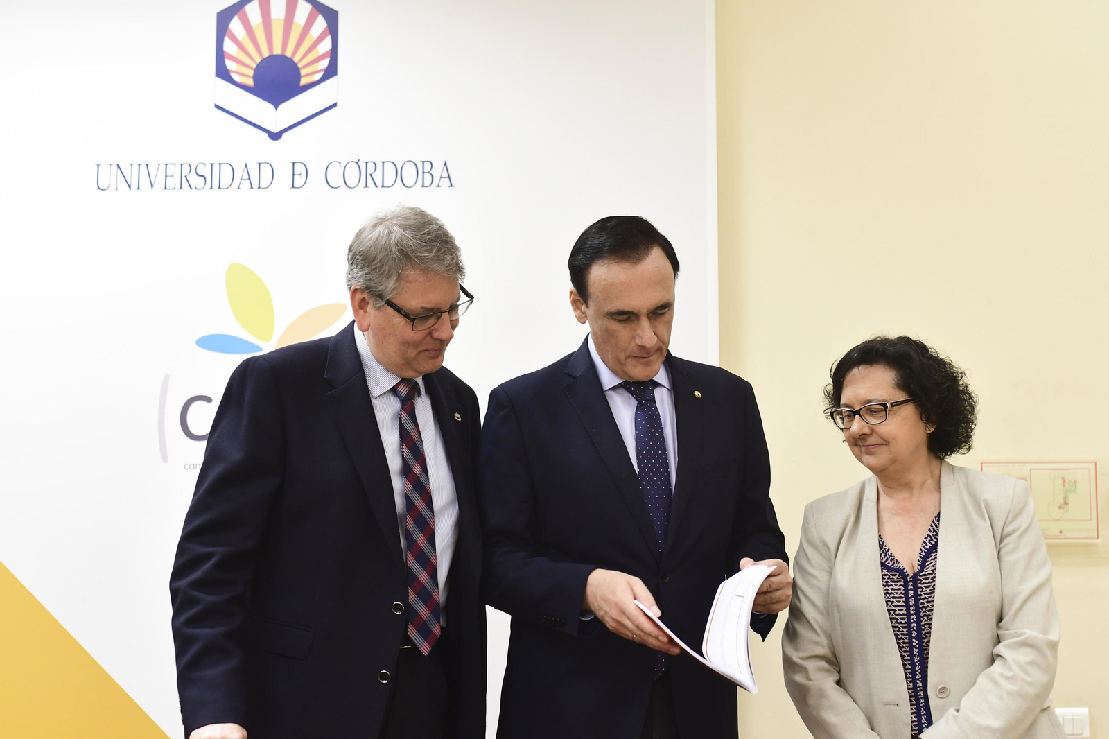 Lorenzo Salas, José Carlos Gómez Villamandos y María Teresa Roldán, ayer en el Rectorado.
