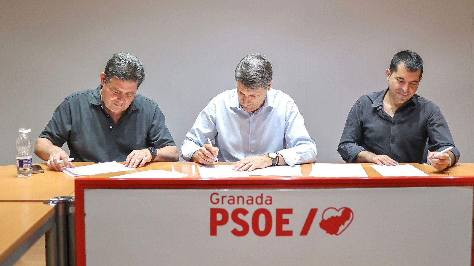 El secretario general del PSOE de Granada, Pedro Fernández, firma junto a los responsables de UGT y CCOO Granada, Luis Miguel Gutiérrez y Daniel Mesa, el manifiesto