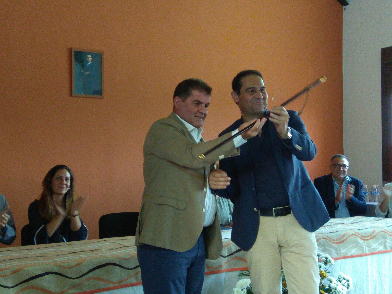 José Luis Ramos (derecha) le entrega el bastón de mando al nuevo alcalde.