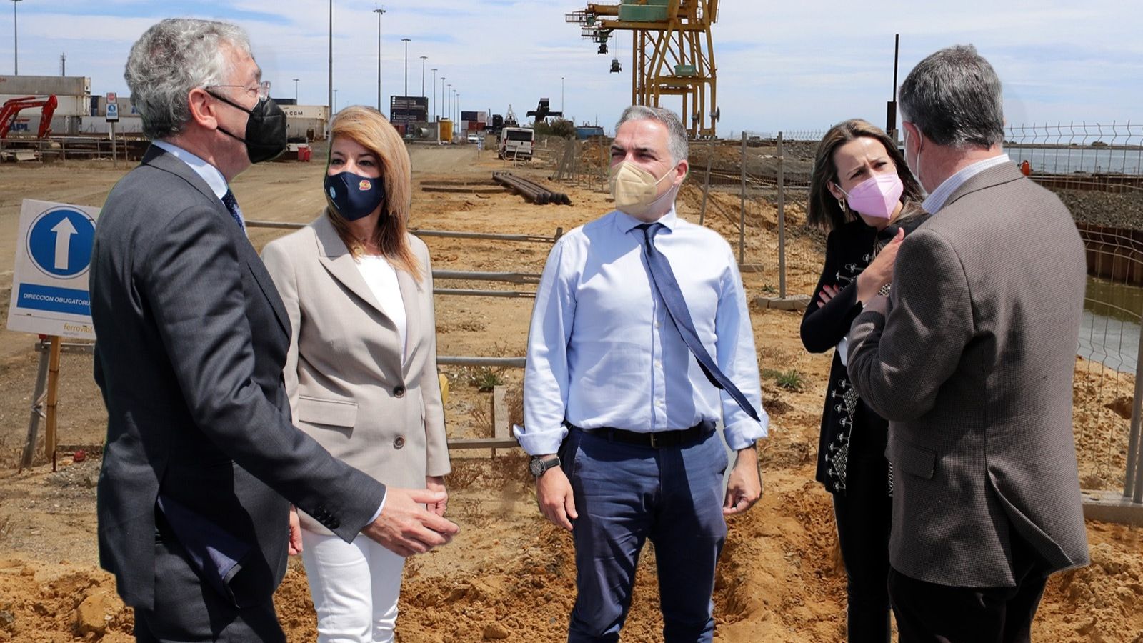 Un momento de la visita del consejero Elías Bendodo. En la foto, junto a Pilar Miranda, presidenta de la APH.